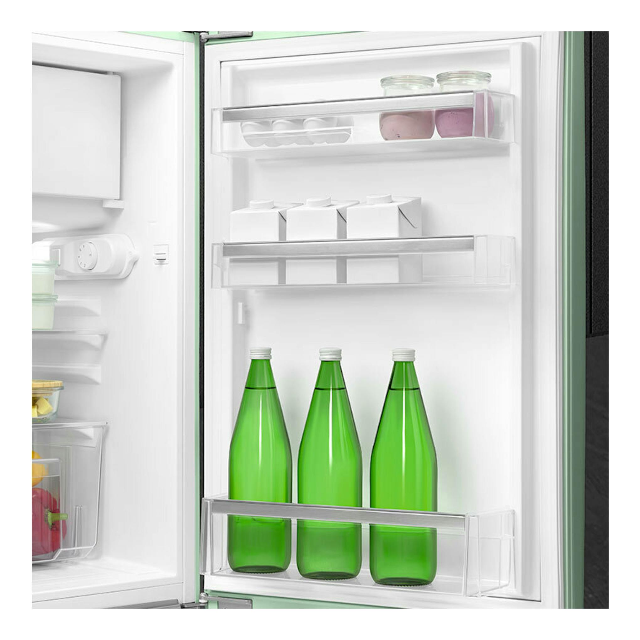 Frigorífico Smeg FAB10RPG6 verde agua, vista frontal interior con estantes, botellas verdes y compartimentos.