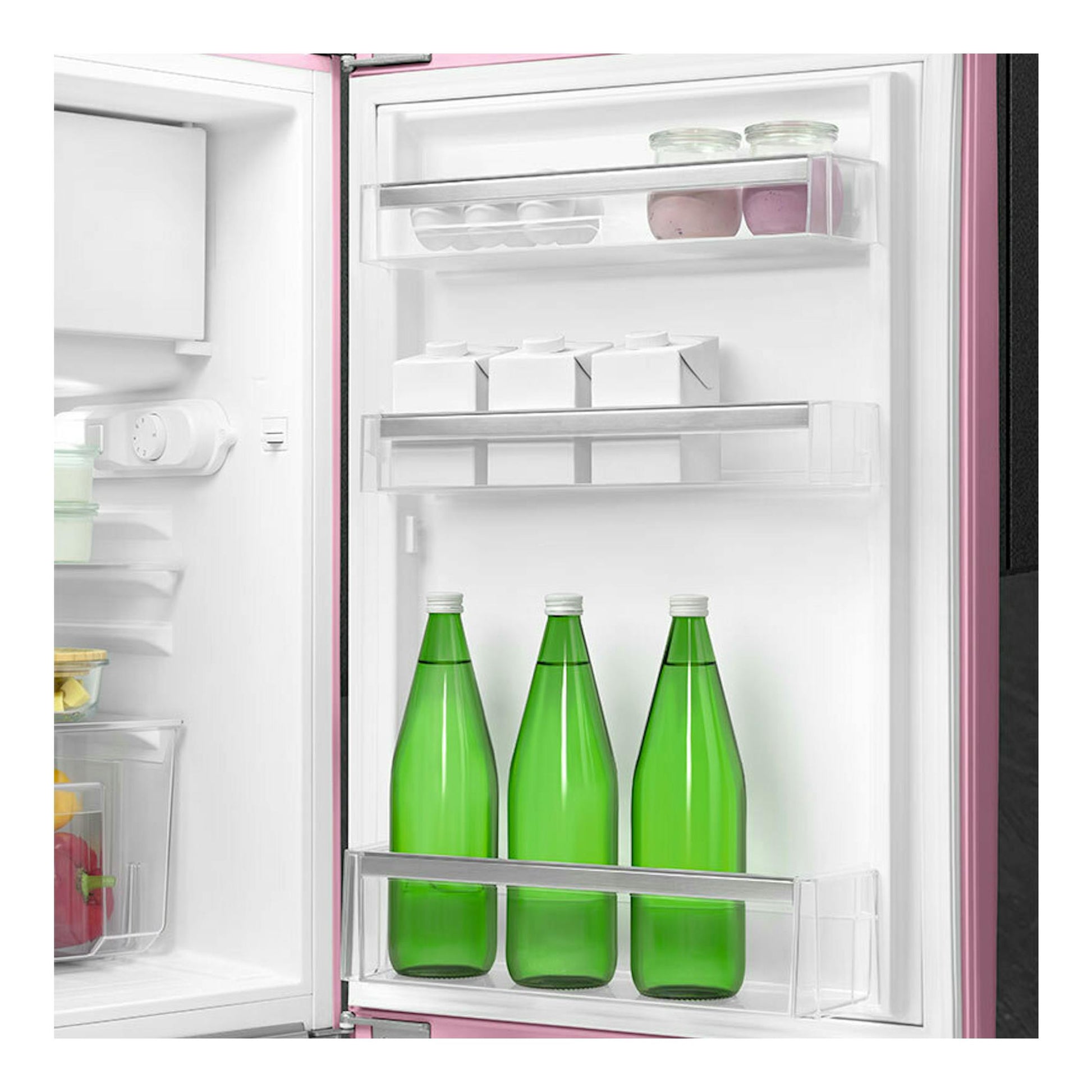 Frigorífico Smeg FAB10RPK6 rosa, vista frontal abierta del interior con botellas verdes y estantes.