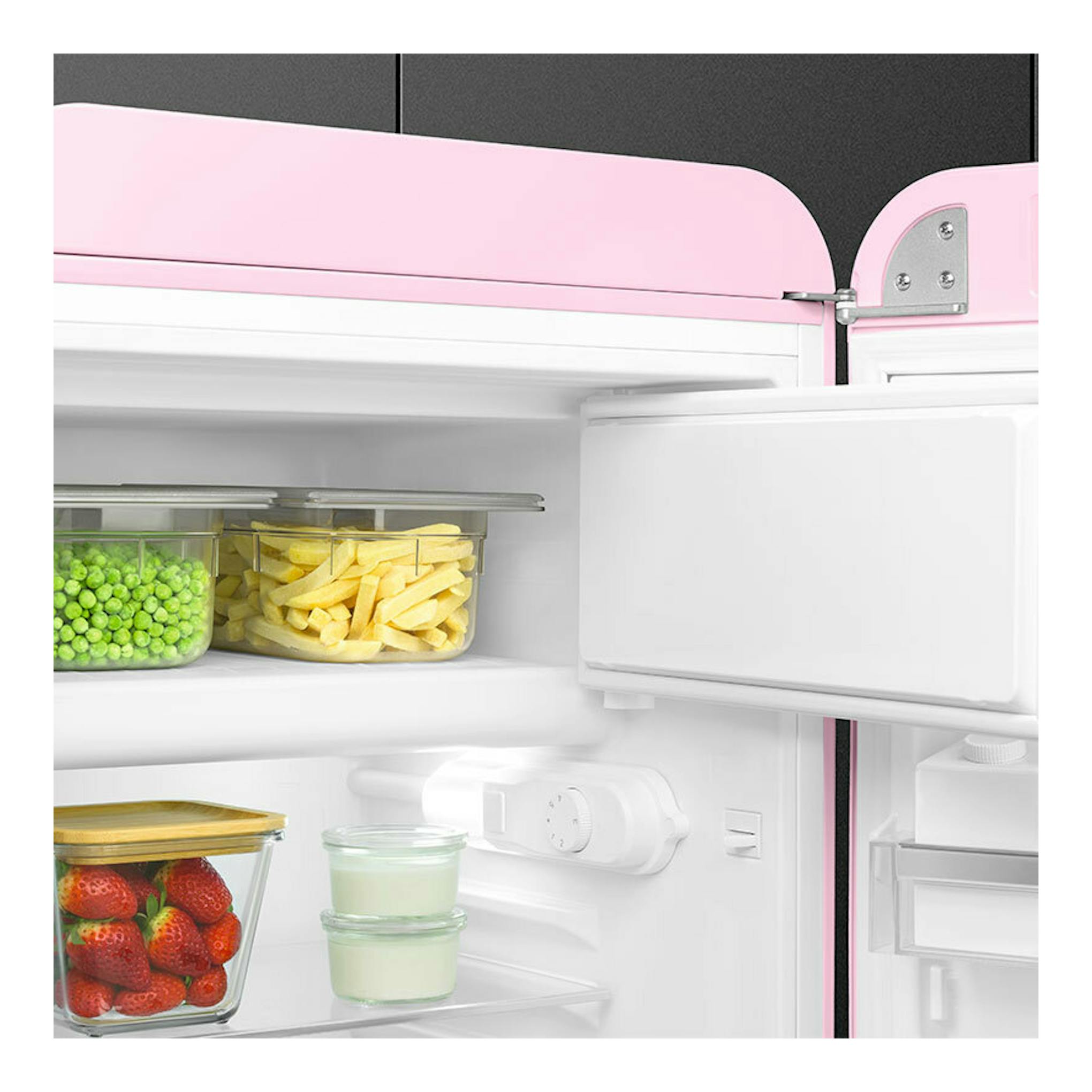 Frigorífico Smeg FAB10RPK6 rosa abierto, vista interior con bandejas y alimentos.