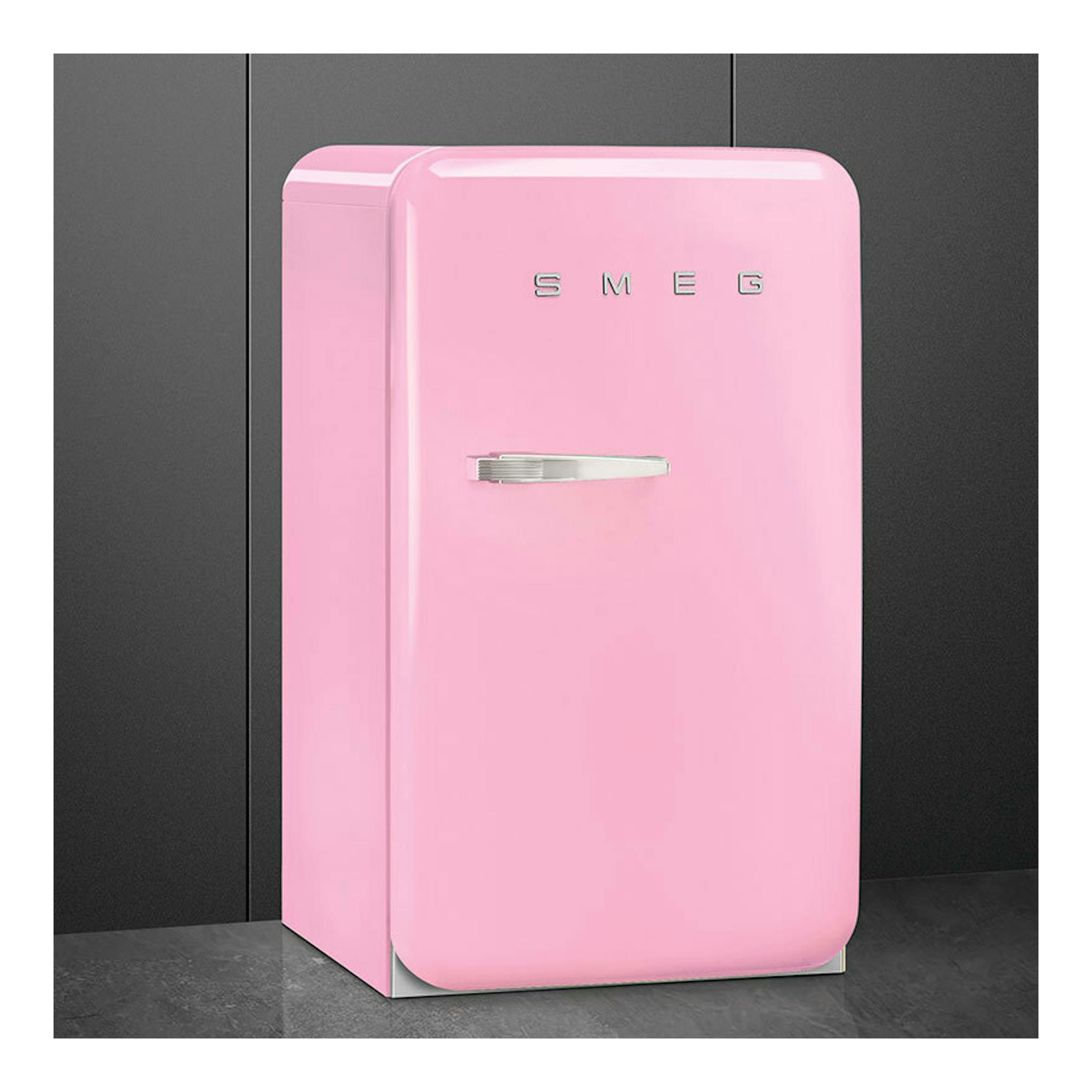 Frigorífico Smeg FAB10RPK6 rosa, vista frontal ligeramente angulada, una puerta y tirador cromado.