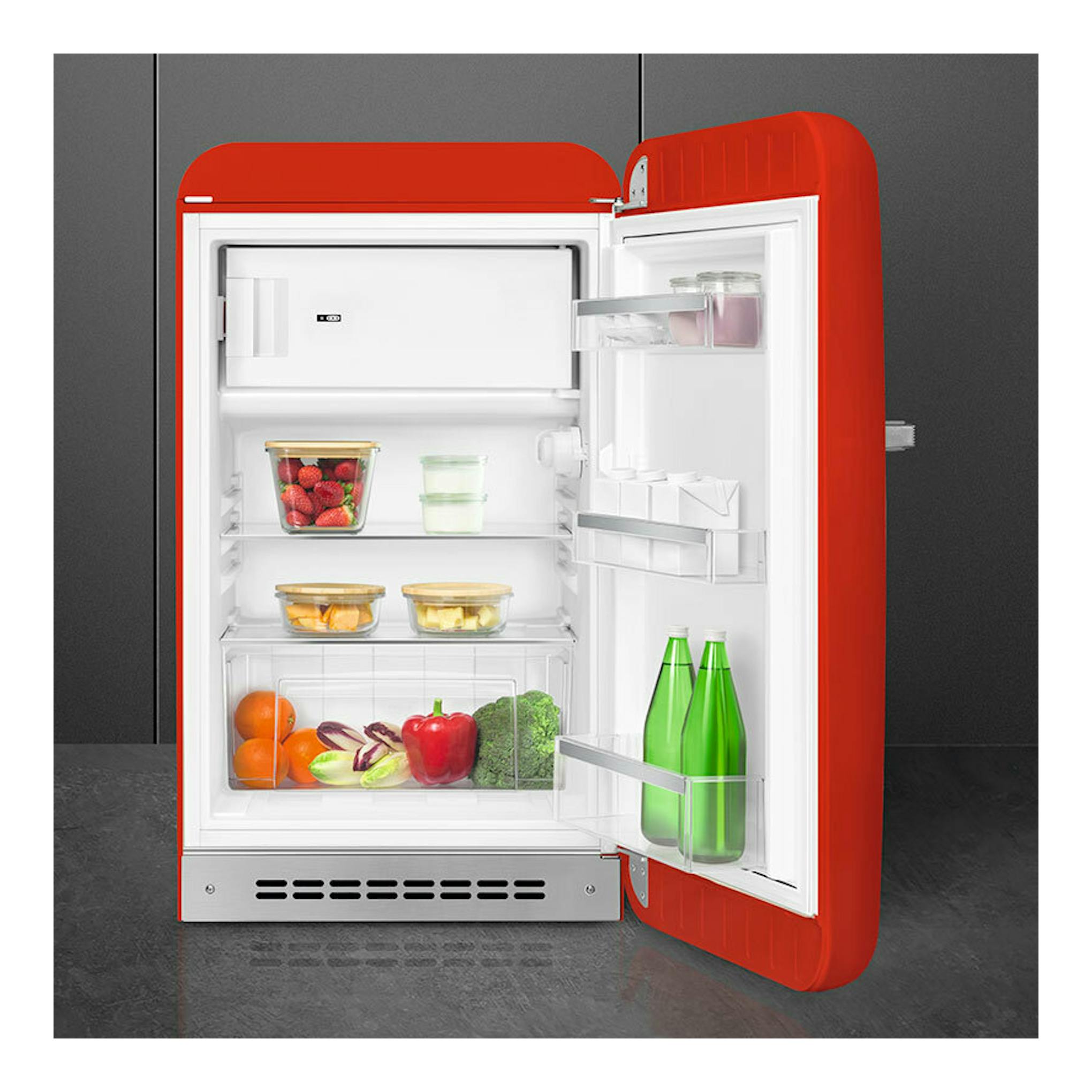Frigorífico Smeg FAB10RRD6 rojo, vista frontal con la puerta abierta, interior blanco.