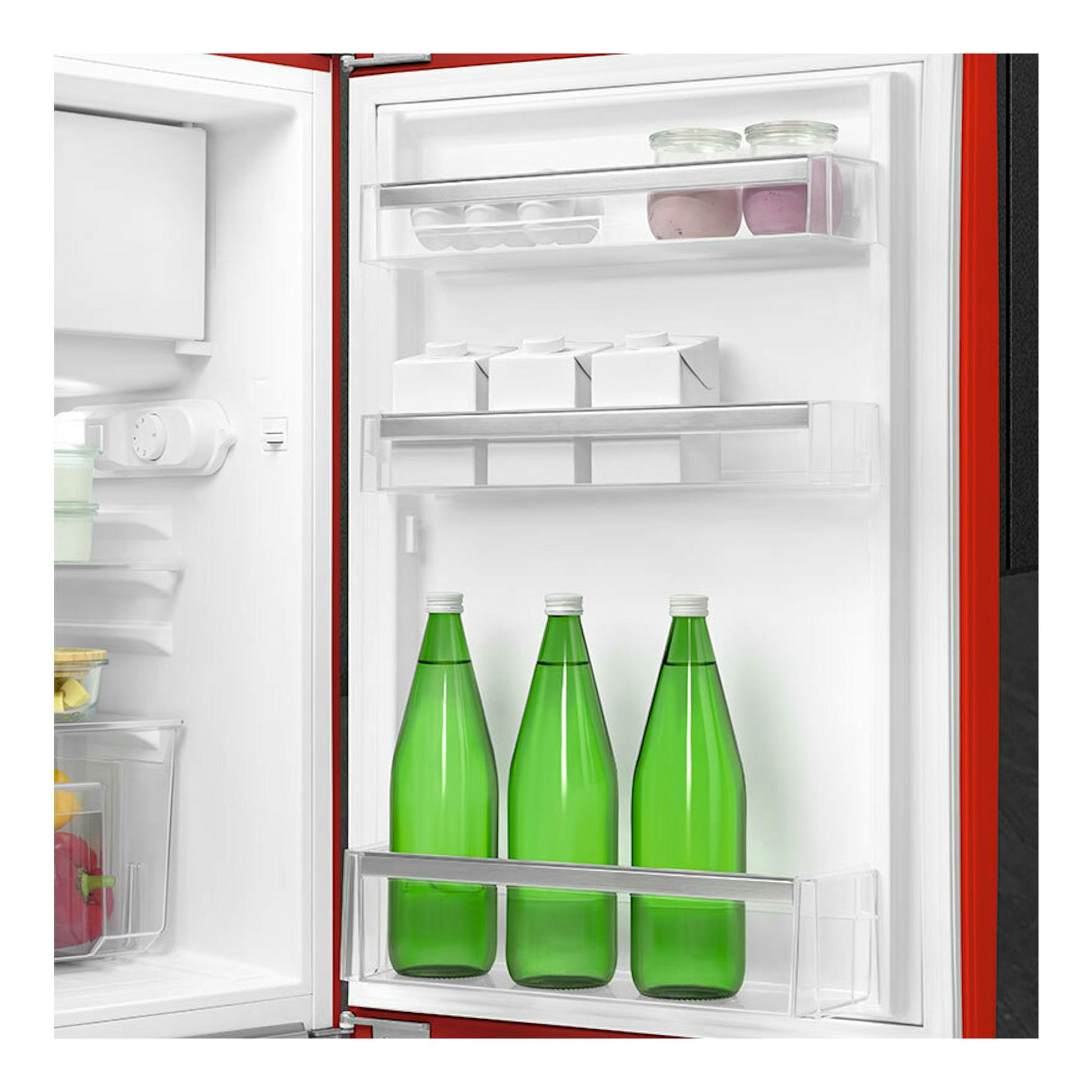 Interior de frigorífico Smeg FAB10RRD6 rojo, vista frontal con baldas y tres botellas verdes.