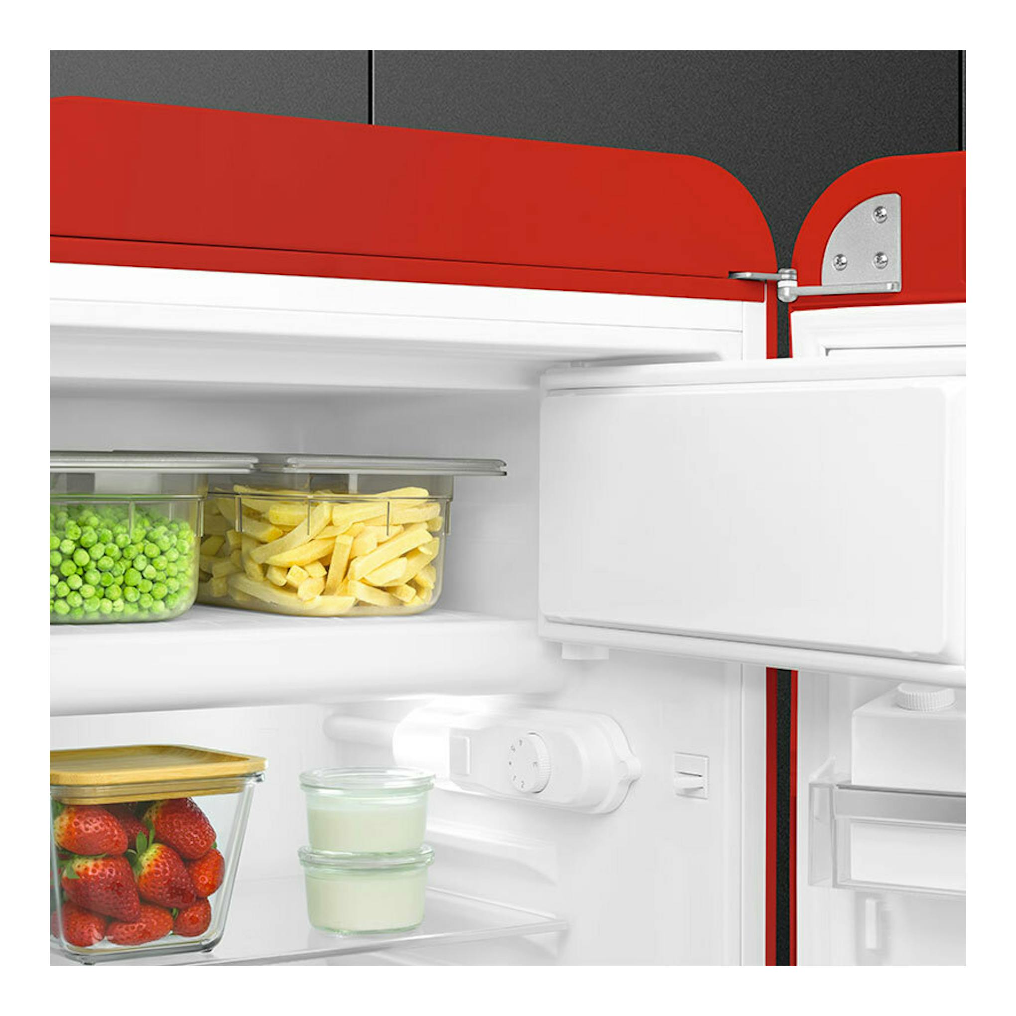 Frigorífico Smeg FAB10RRD6 rojo con la puerta abierta, interior blanco y estantes con recipientes de comida.