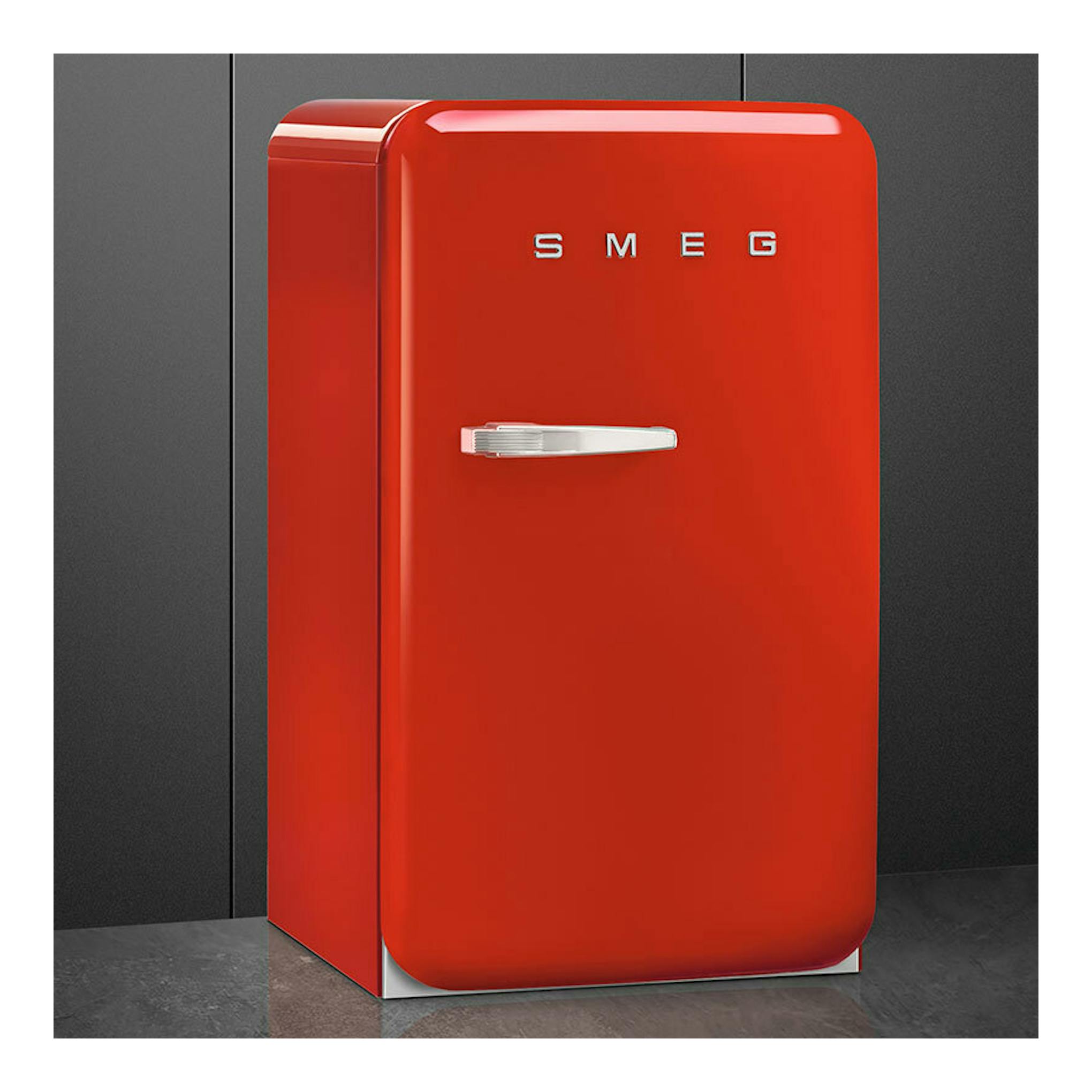 Frigorífico Smeg FAB10RRD6 rojo, vista frontal en ángulo, con una puerta y tirador cromado.