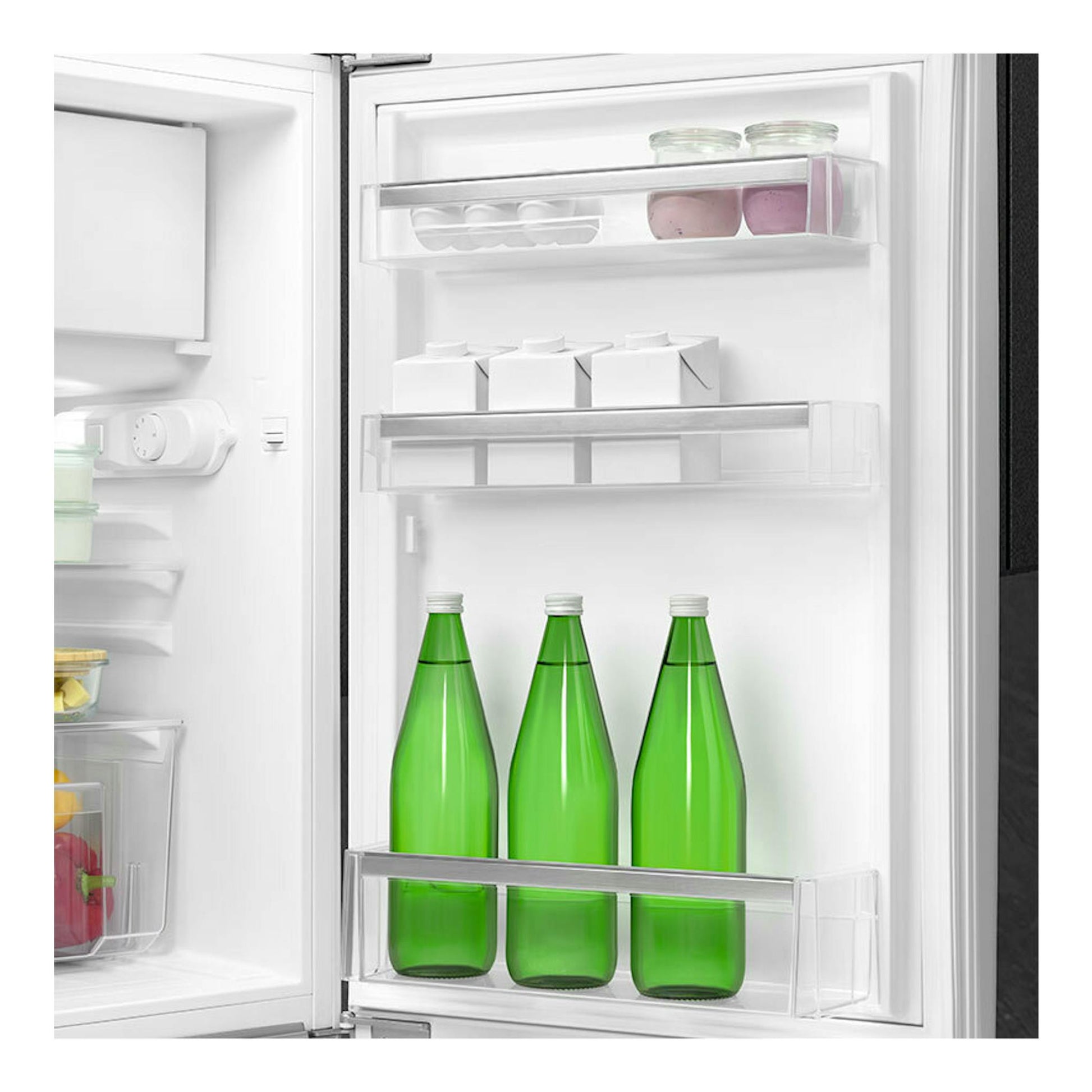 Interior de frigorífico Smeg FAB10RWH6 blanco, vista frontal, con estantes y botellas verdes.