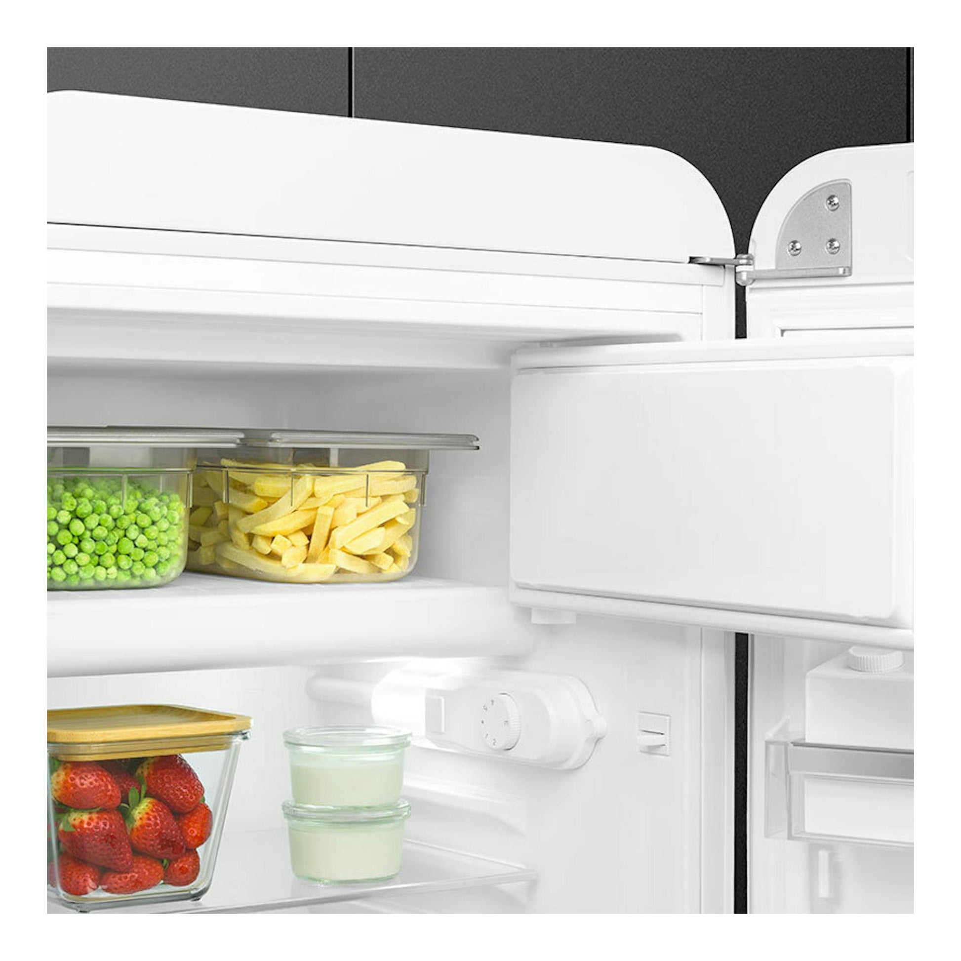 Interior de frigorífico Smeg FAB10RWH6 blanco con estantes y alimentos, vista frontal con la puerta abierta.