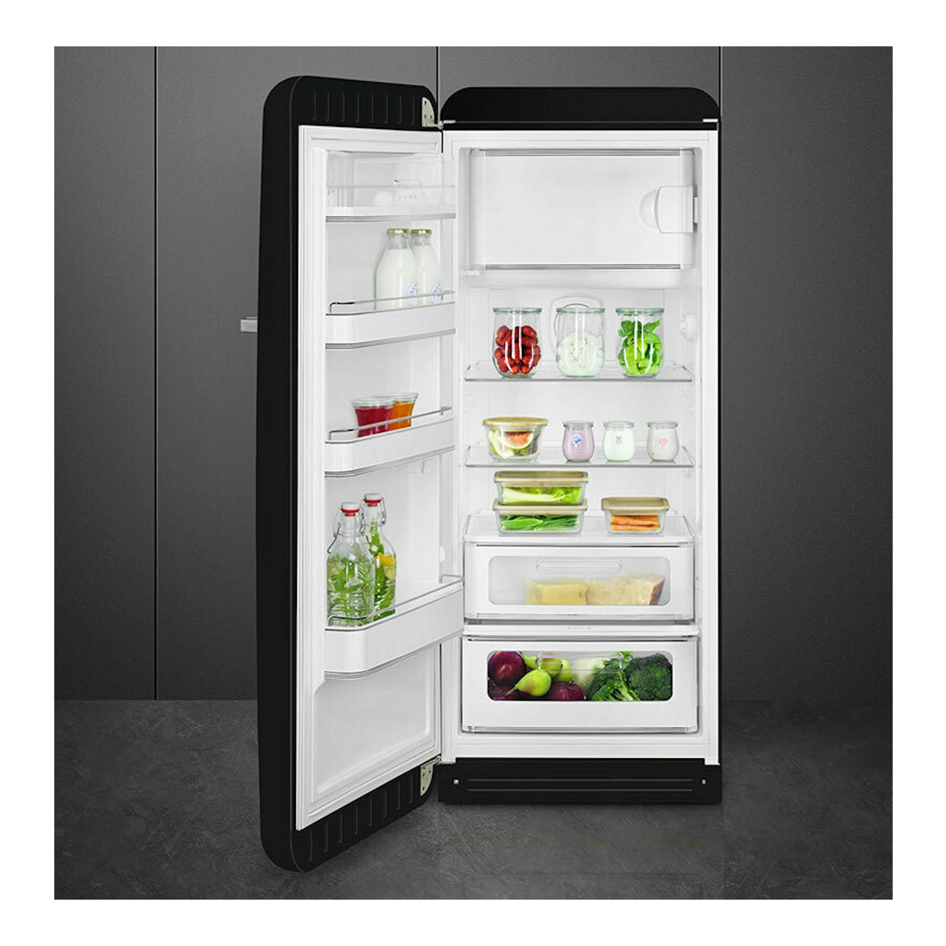 Frigorífico Smeg FAB28LBL6 negro, vista frontal con la puerta abierta y estantes con alimentos.