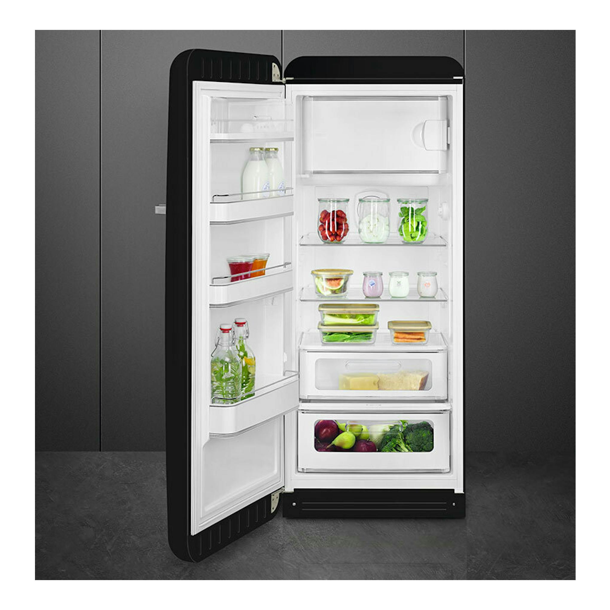 Frigorífico Smeg FAB28LBL6 negro, vista frontal con la puerta abierta y estantes con alimentos.