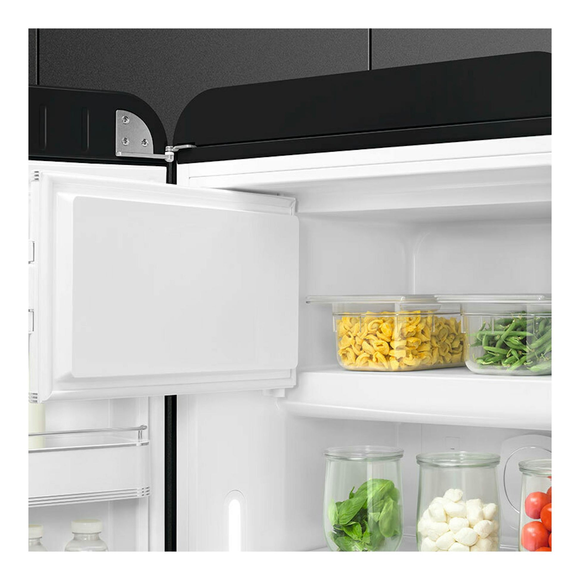 Frigorífico Smeg FAB28LBL6 negro, vista interior con la puerta abierta y varios recipientes con alimentos.