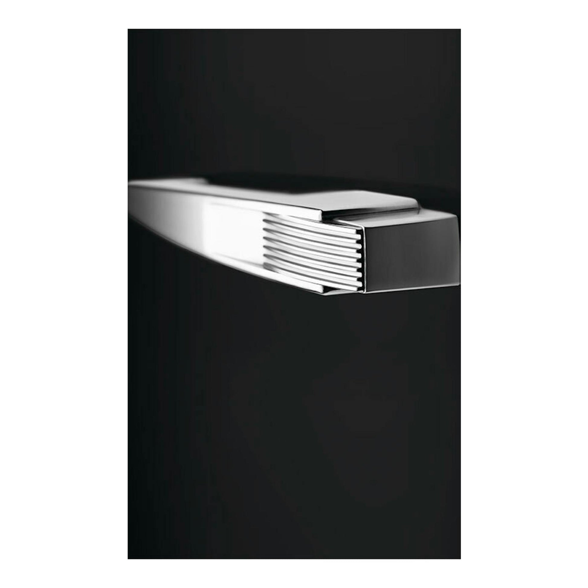Frigorífico Smeg FAB28LBL6 negro, vista en primer plano del tirador cromado horizontal.