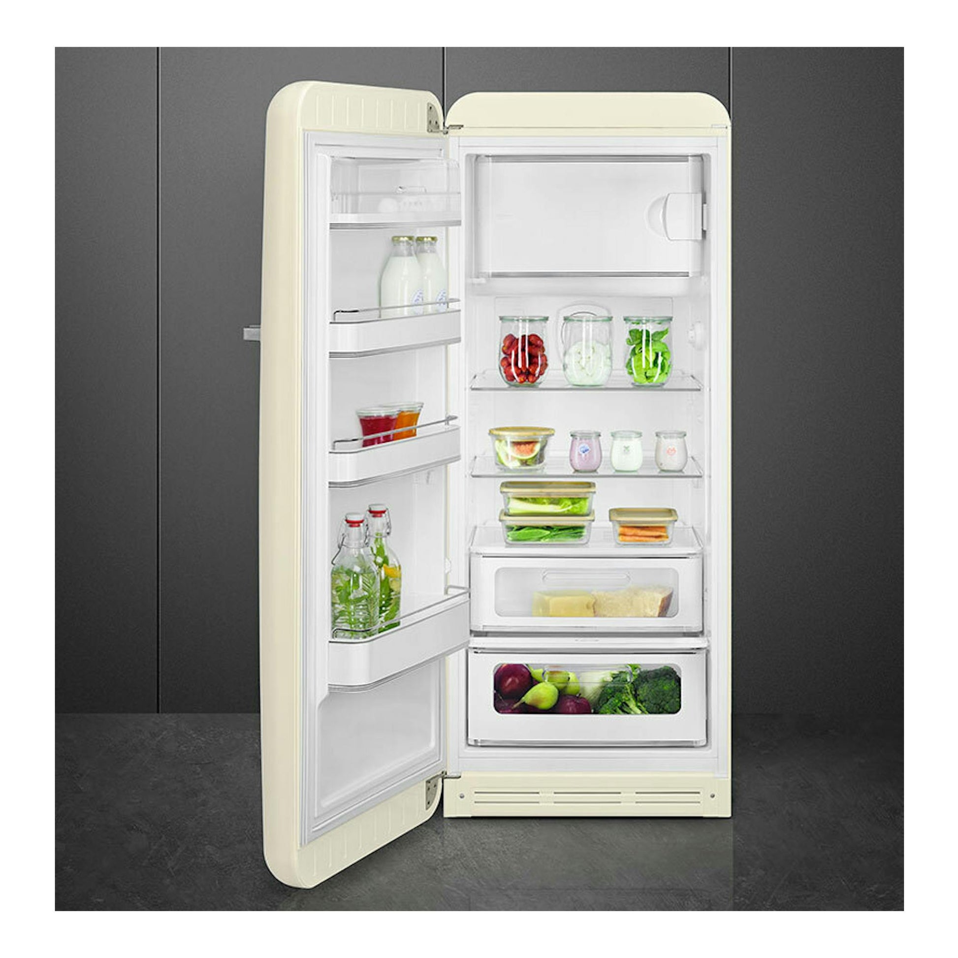 Frigorífico Smeg FAB28LCR6 crema, vista frontal con la puerta abierta, interior blanco y estantes con alimentos.
