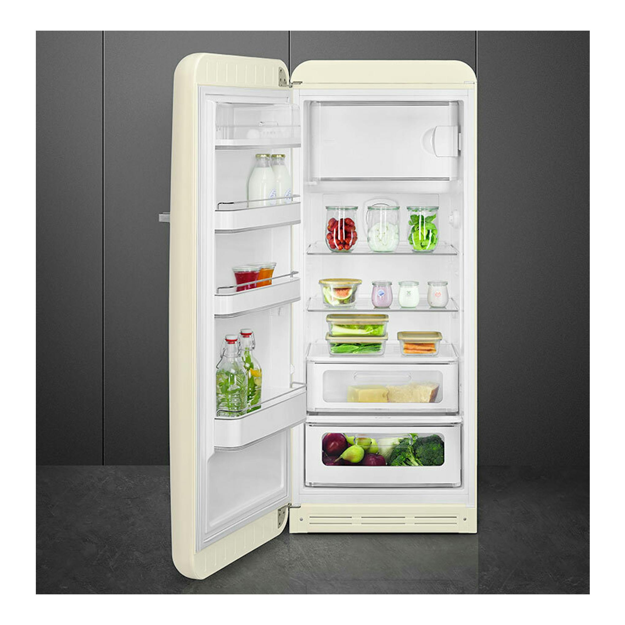 Frigorífico Smeg FAB28LCR6 crema, vista frontal con la puerta abierta, interior blanco y estantes con alimentos.