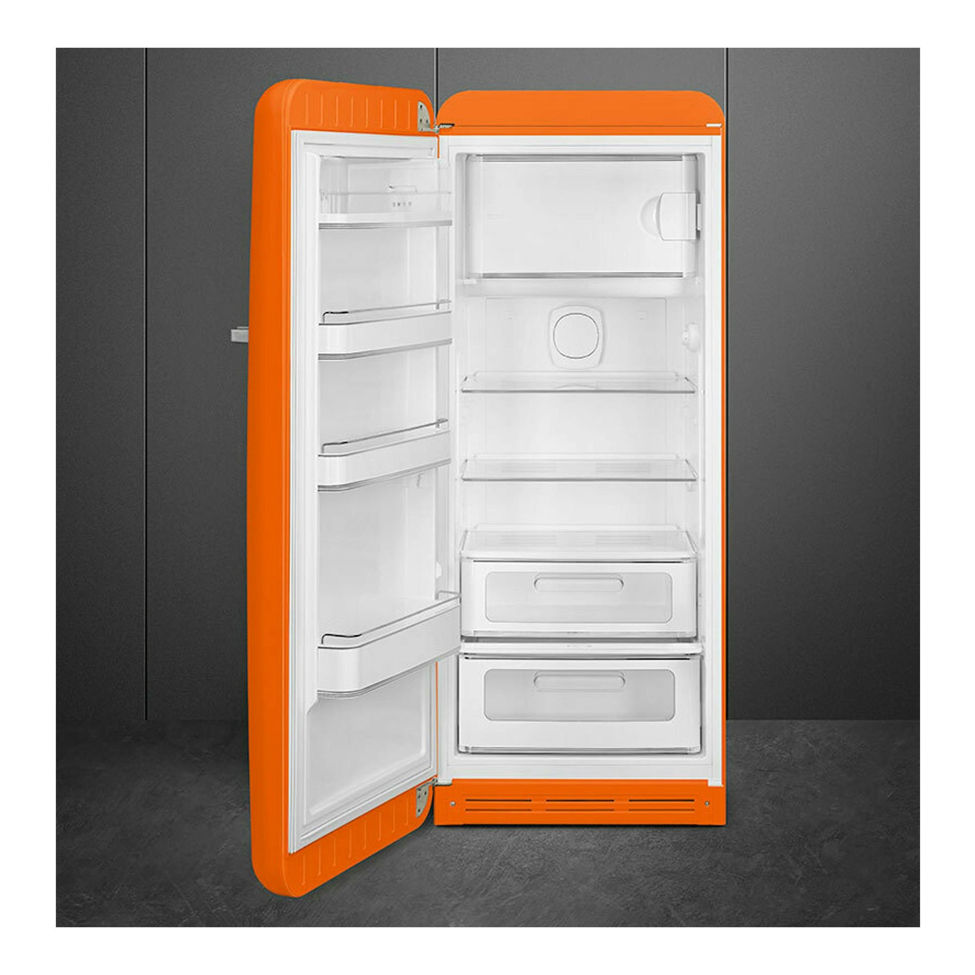 Frigorífico Smeg FAB28LOR6 naranja, puerta abierta, vista frontal del interior.