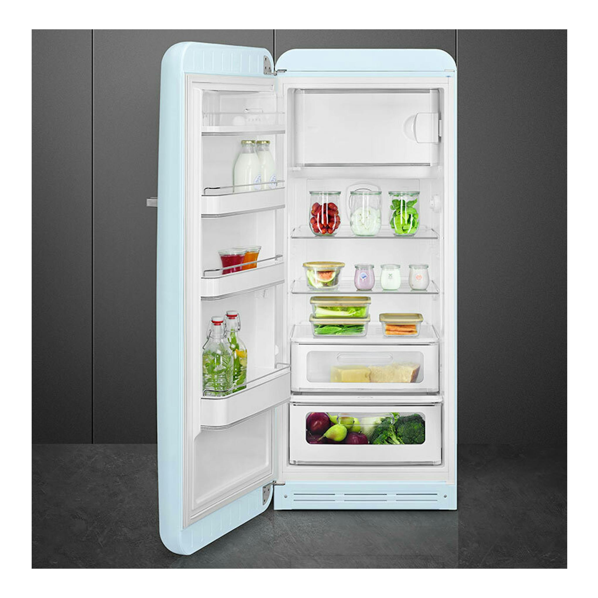 Frigorífico Smeg FAB28LPB6 azul claro, vista frontal con la puerta abierta y estantes interiores visibles.