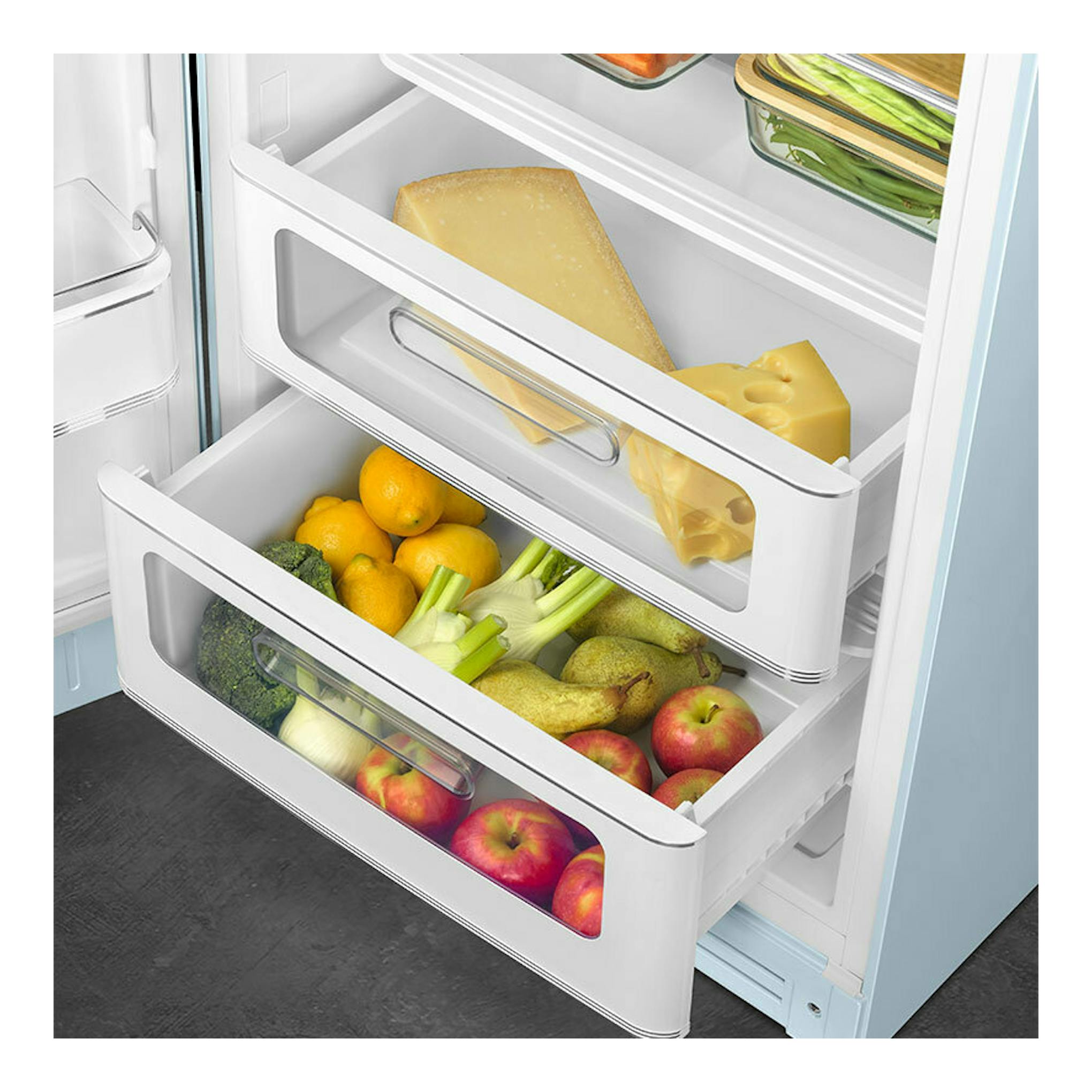Vista interior de frigorífico Smeg FAB28LPB6 azul, con cajones abiertos y frutas, verduras y queso.