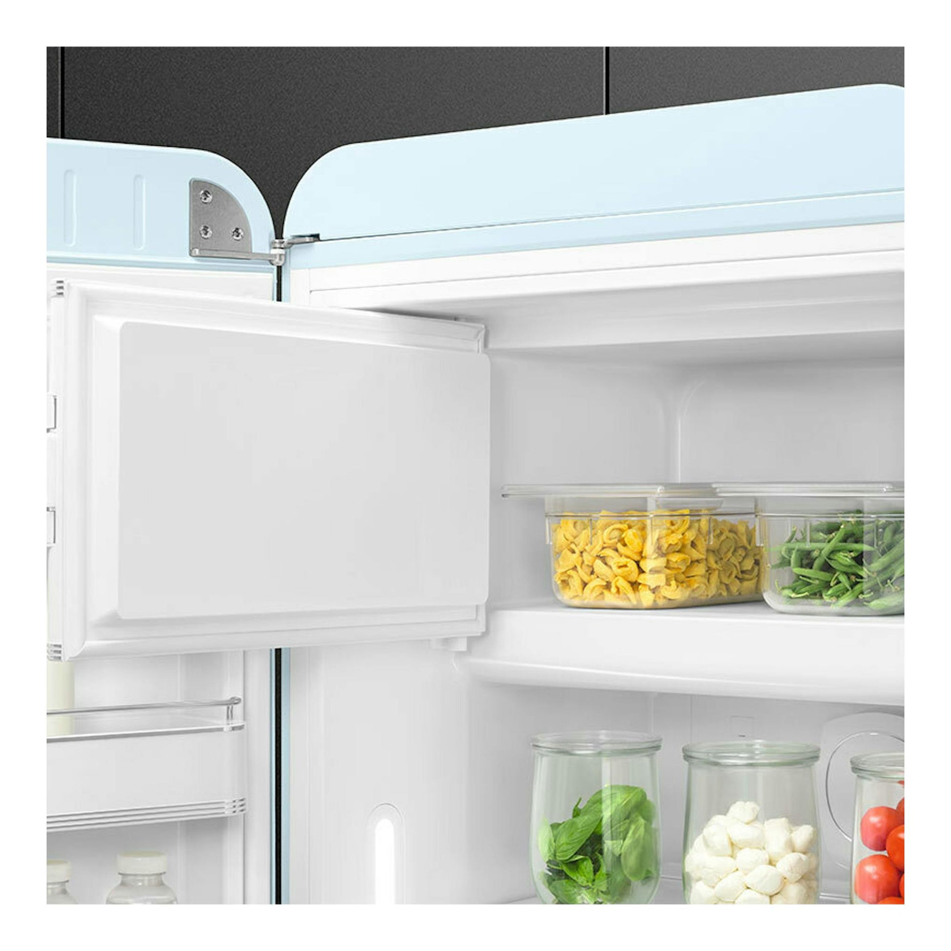Frigorífico Smeg FAB28LPB6 azul, puerta abierta en vista interior con recipientes y alimentos.