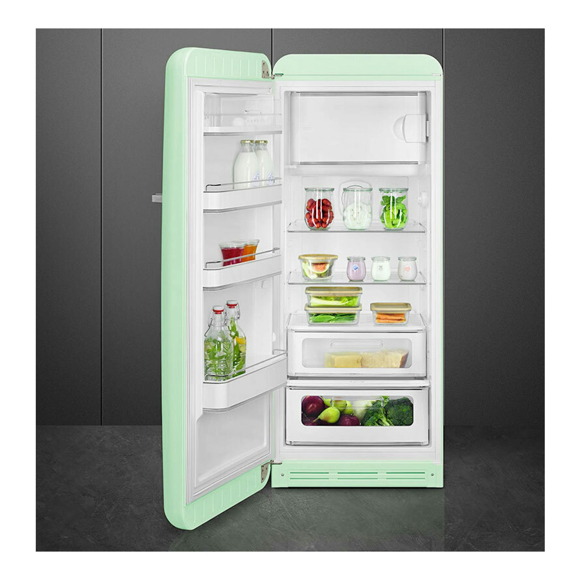 Frigorífico Smeg FAB28LPG6 verde agua, vista frontal con la puerta abierta y estantes interiores visibles.