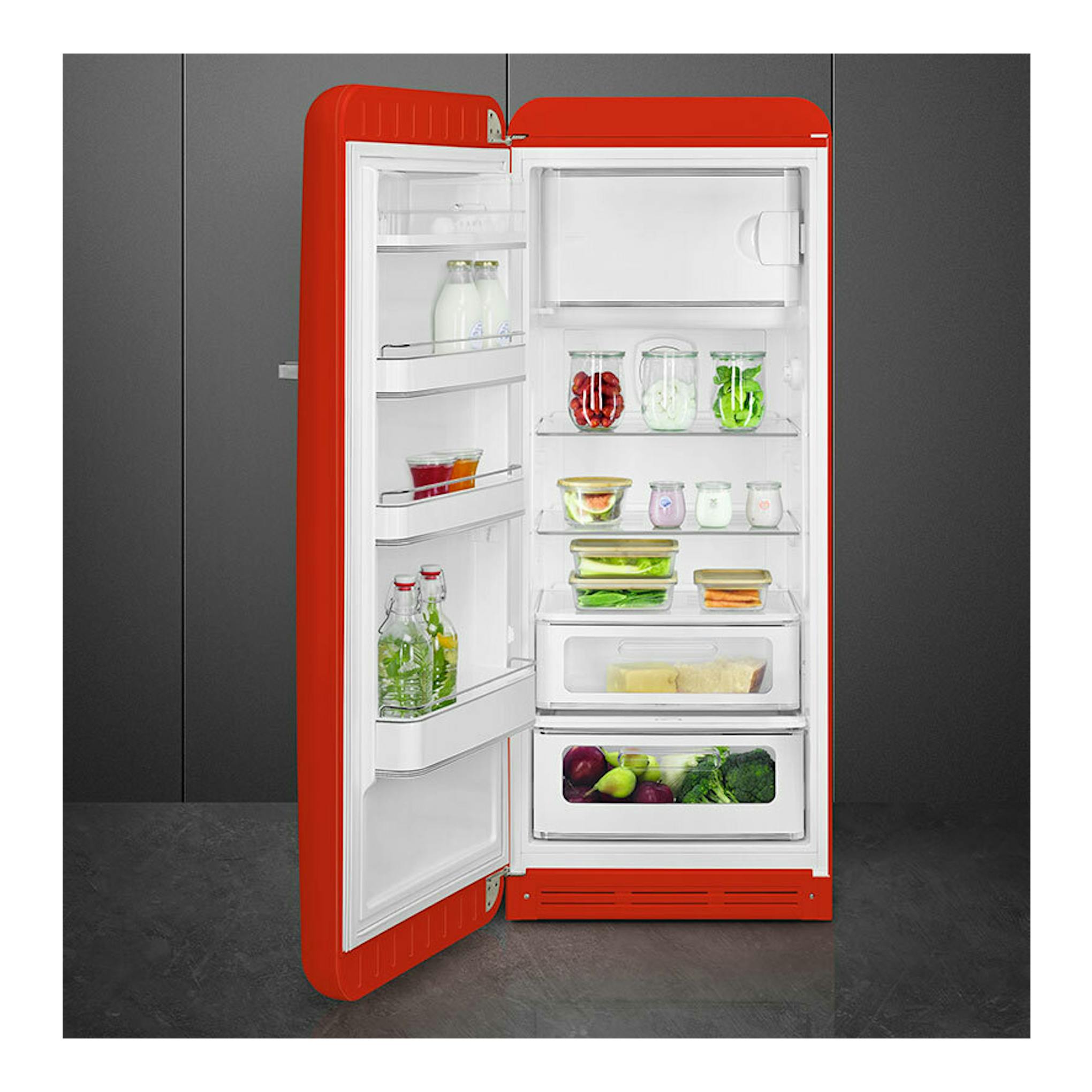 Frigorífico Smeg FAB28LRD6 rojo, vista frontal con la puerta abierta y compartimentos interiores visibles.