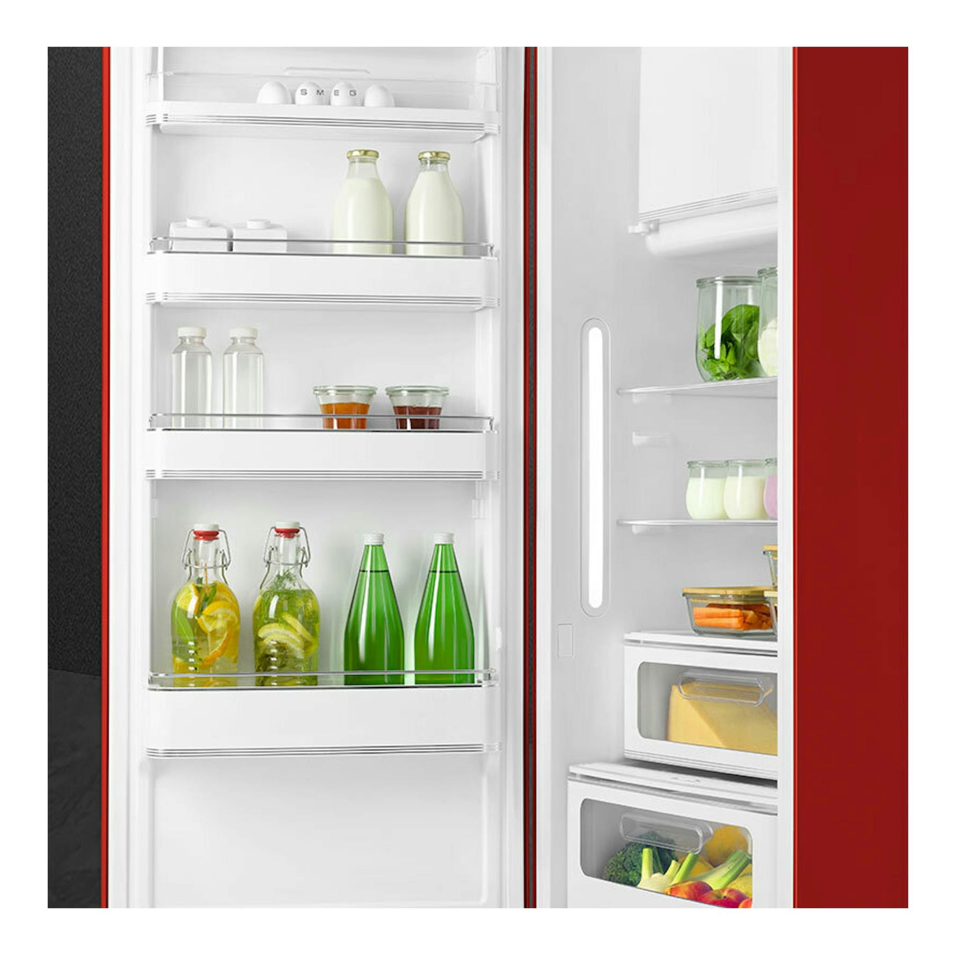 Frigorífico Smeg FAB28LRD6 rojo, vista frontal abierta con estantes interiores y alimentos.