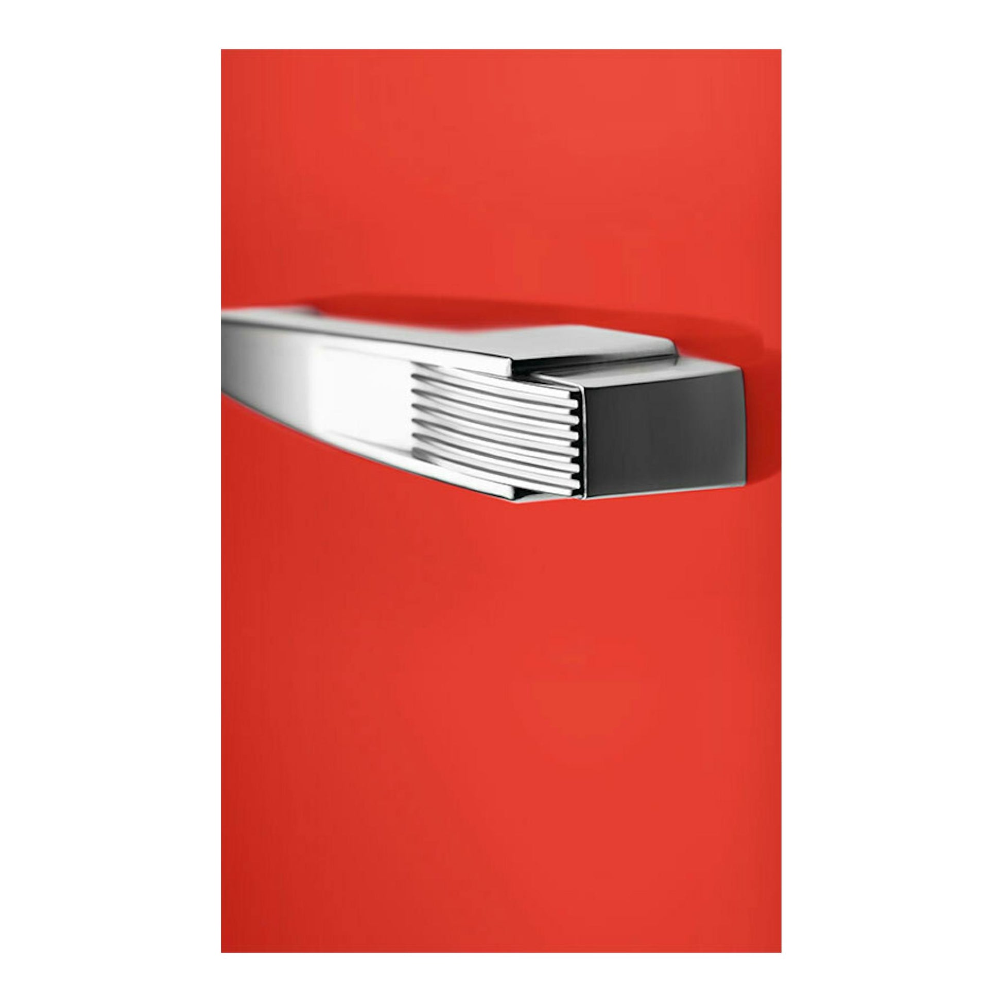 Frigorífico Smeg FAB28LRD6 rojo, vista en primer plano del tirador cromado sobre puerta roja.