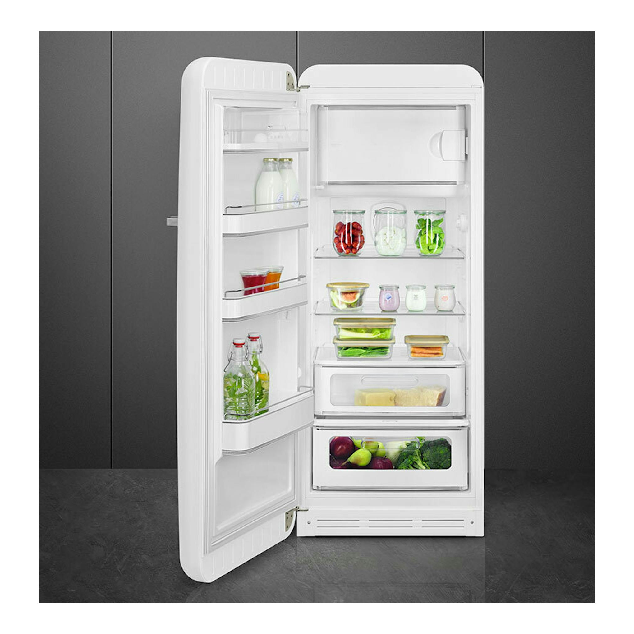 Frigorífico Smeg FAB28LWH6 blanco, vista frontal con la puerta abierta y estantes interiores visibles.
