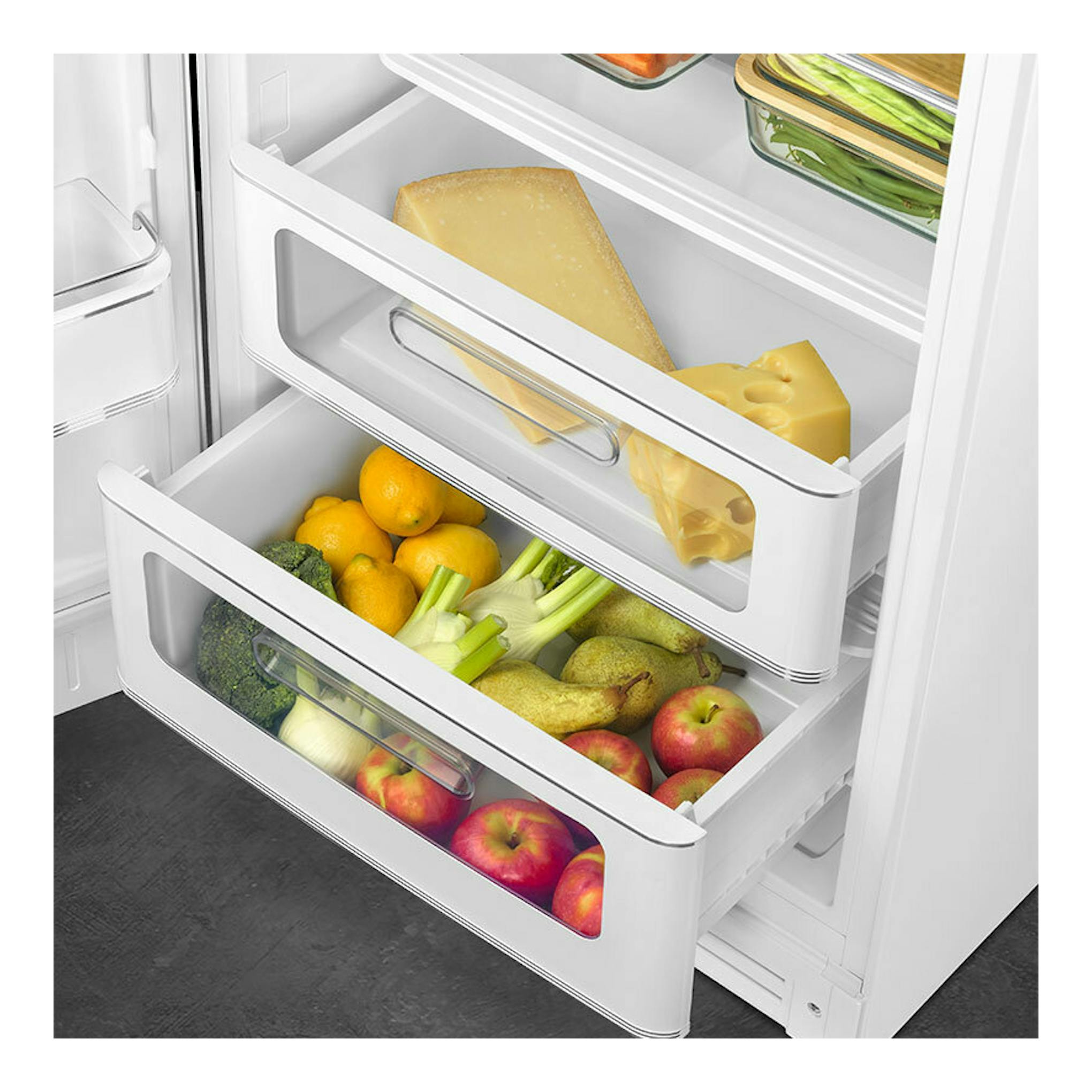 Vista interior de frigorífico Smeg FAB28LWH6 blanco, con cajones abiertos y frutas, verduras y queso.