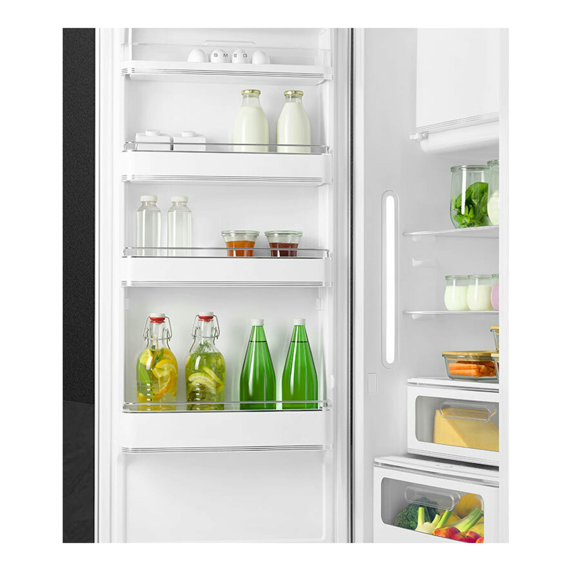 Interior de frigorífico Smeg FAB28LWH6 blanco, vista frontal con la puerta abierta y estantes con botellas y tarros.