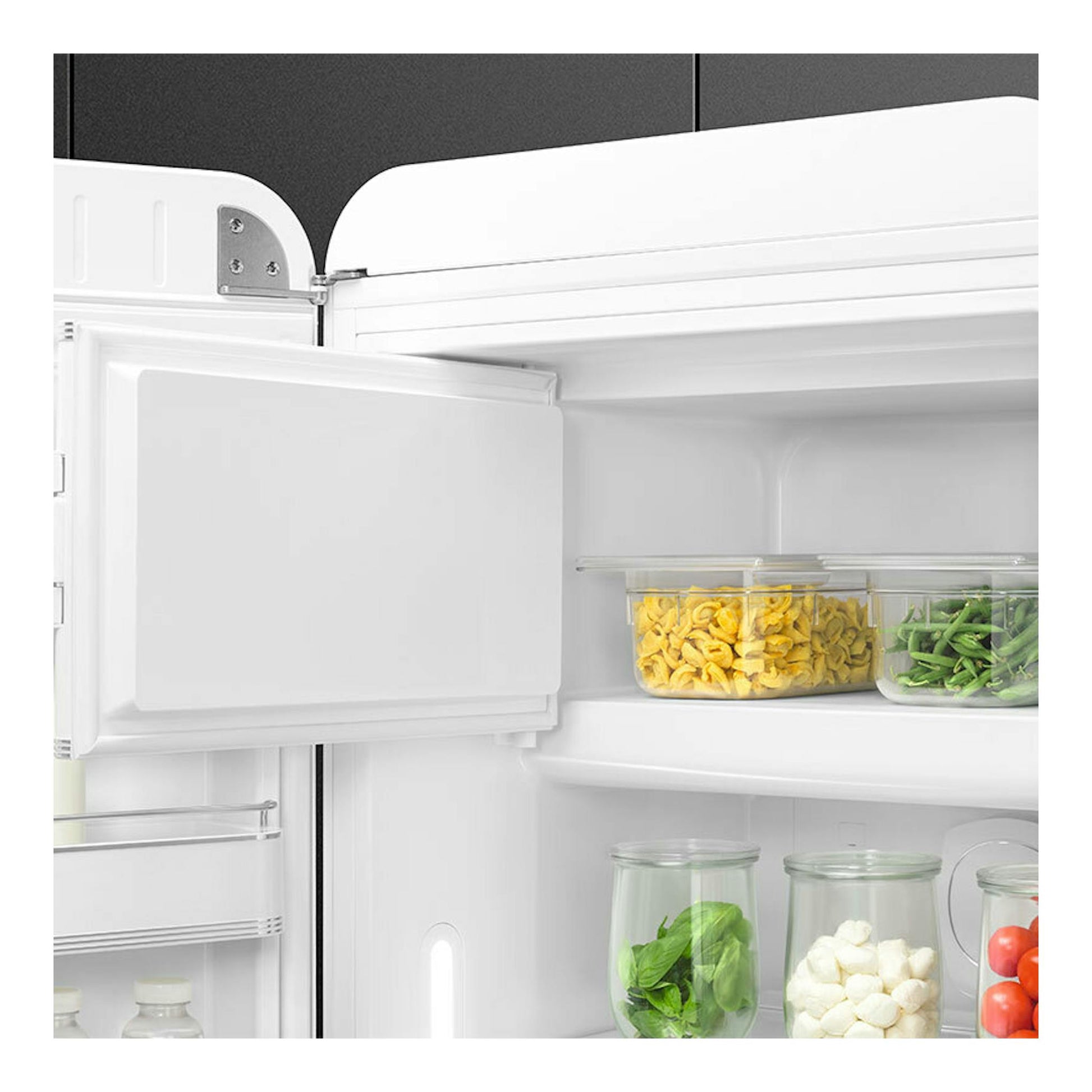 Interior de frigorífico Smeg FAB28LWH6 blanco, vista frontal con puerta abierta y alimentos en los estantes.