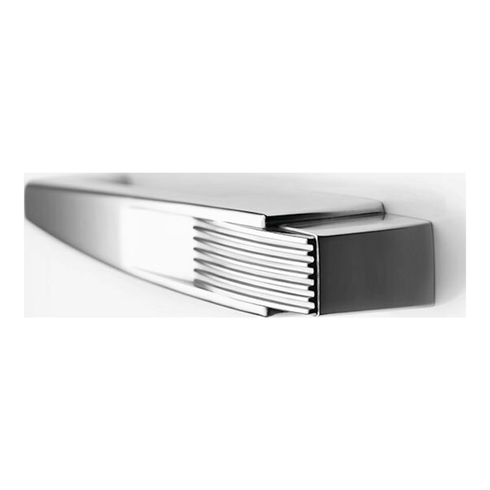 Frigorífico Smeg FAB28LWH6 blanco, detalle del tirador cromado horizontal sobre fondo blanco.