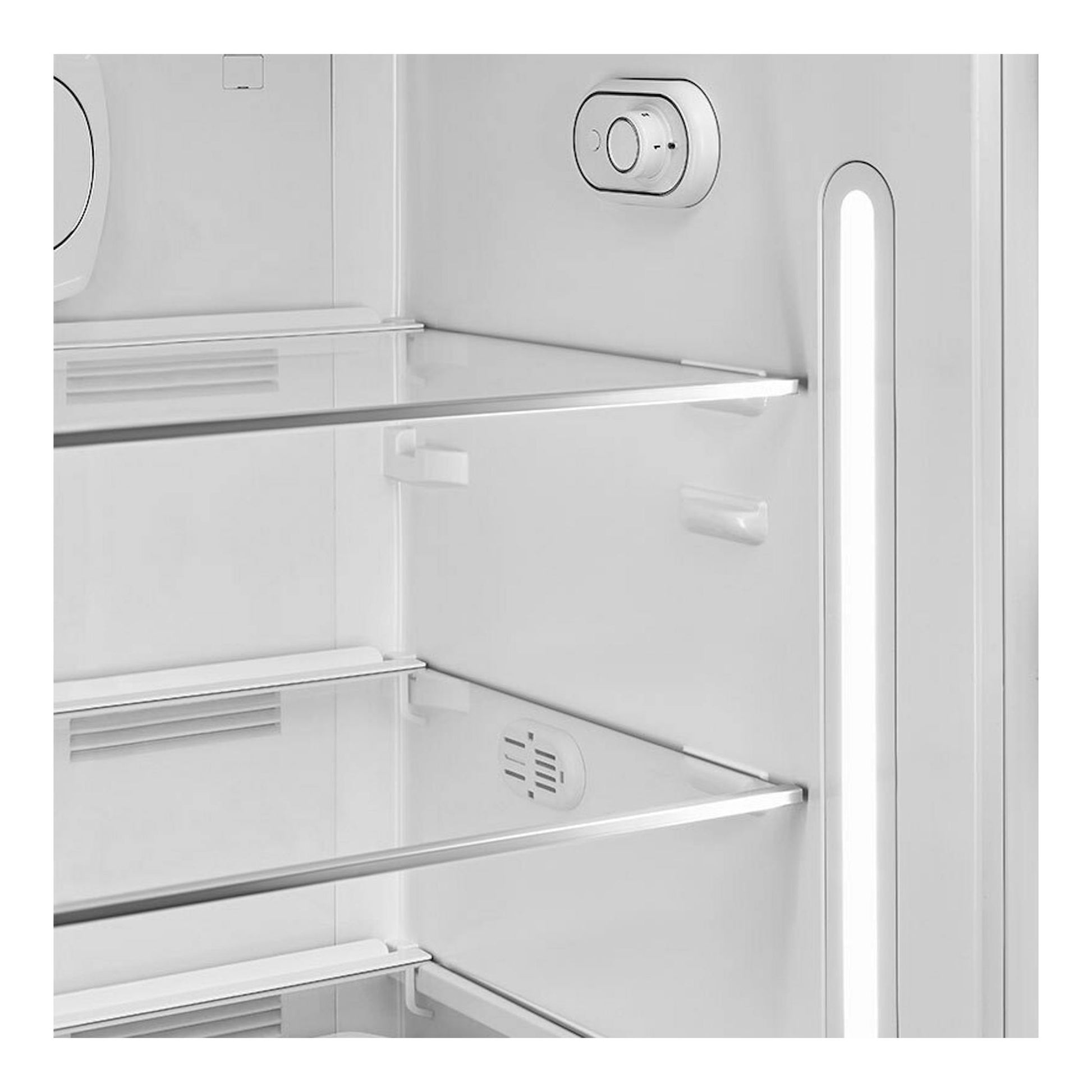 Interior de frigorífico Smeg FAB28RBE6 azul, con baldas de vidrio y luz LED blanca.