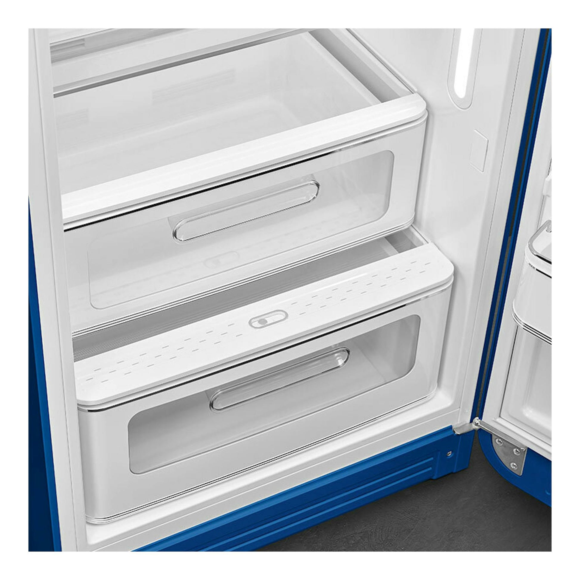 Interior de frigorífico Smeg FAB28RBE6 azul, con dos cajones transparentes y borde de puerta abierto.