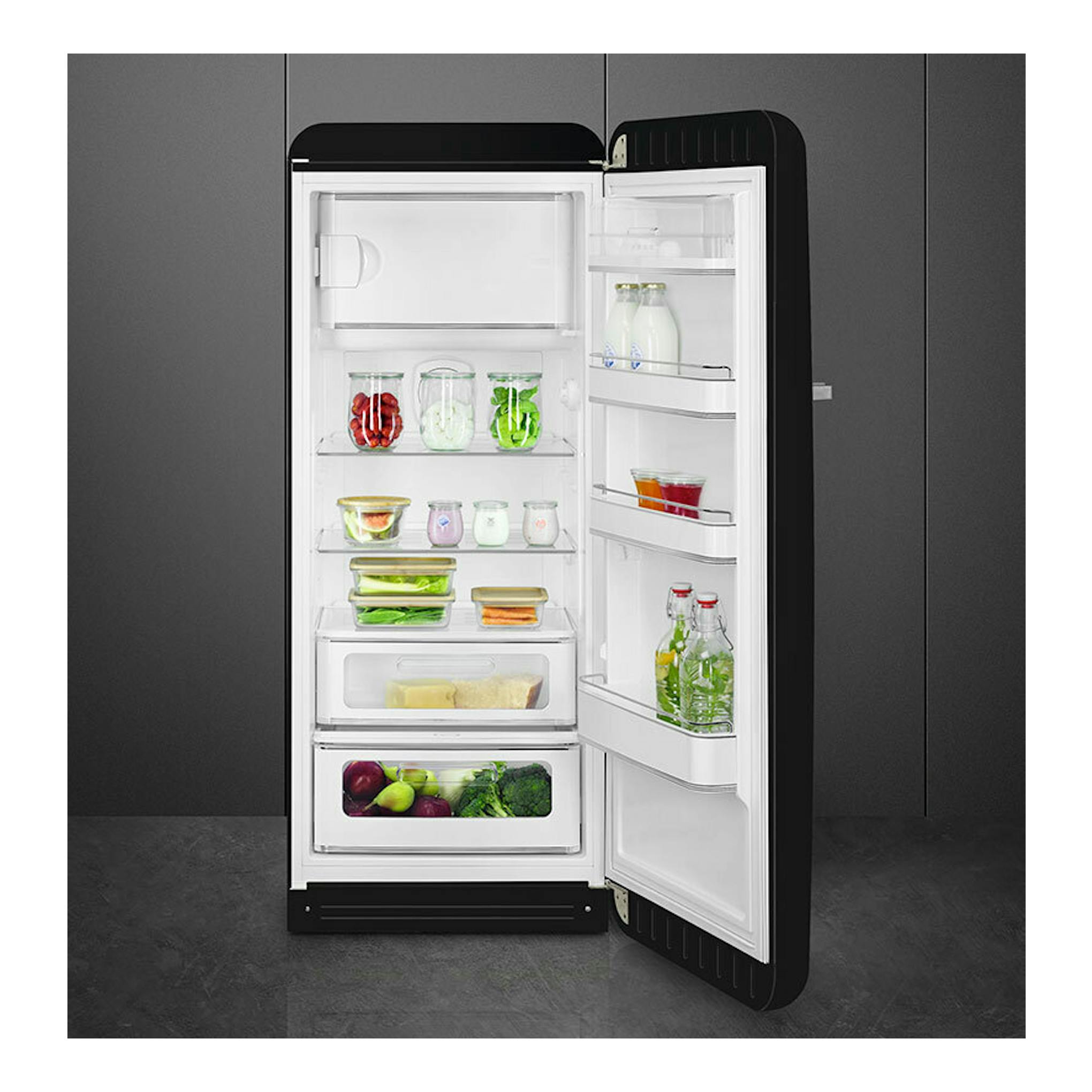 Frigorífico Smeg FAB28RBL6 negro, visto de frente con la puerta abierta y el interior con alimentos.