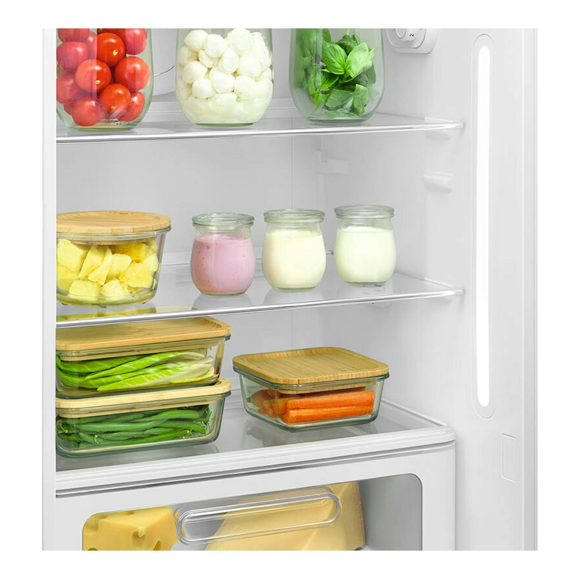 Interior de frigorífico Smeg FAB28RBL6, vista frontal, con estantes de cristal y recipientes con alimentos.