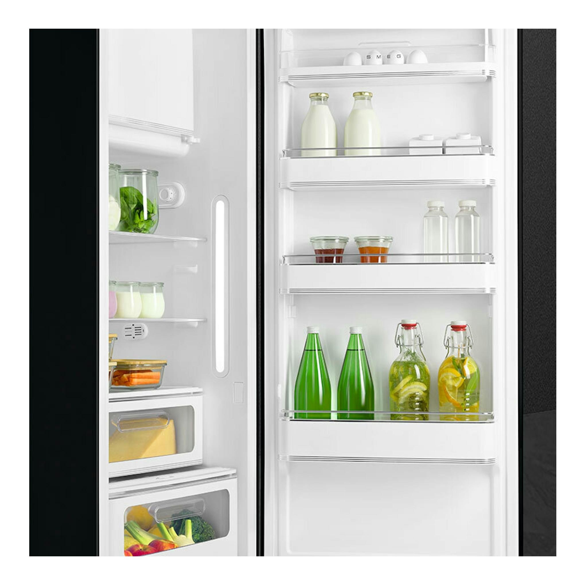 Frigorífico Smeg FAB28RBL6 negro, vista frontal abierta con estantes y botellas en el interior.