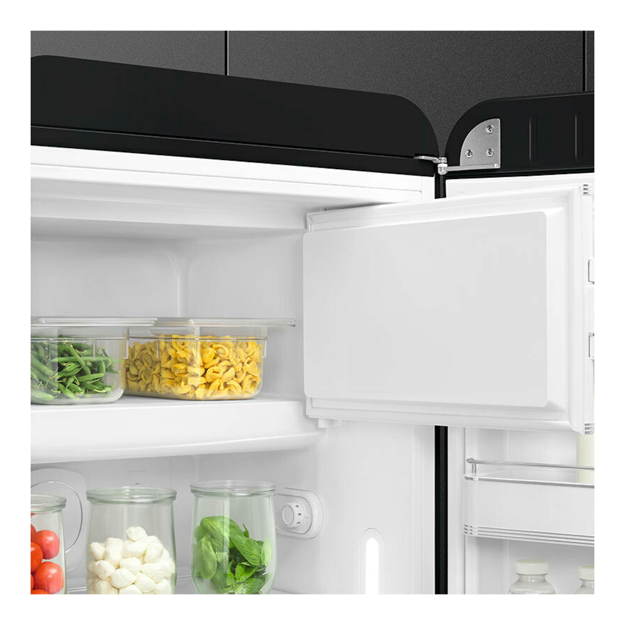Interior de frigorífico Smeg FAB28RBL6 negro, vista frontal con la puerta abierta y recipientes en las baldas.