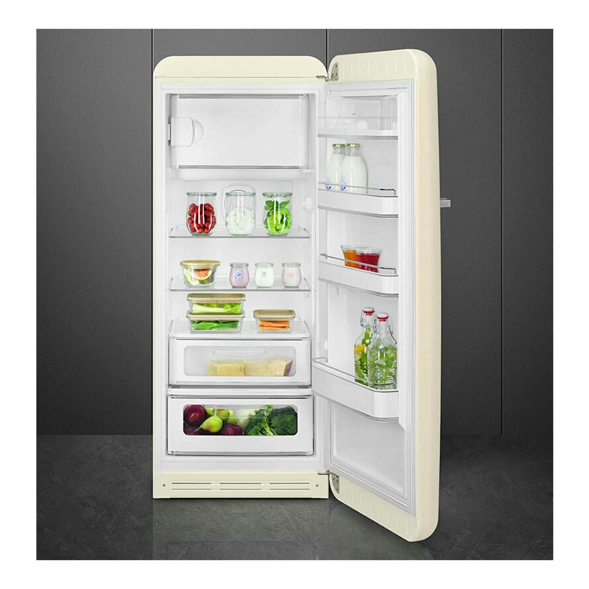 Frigorífico Smeg FAB28 crema, vista frontal con la puerta abierta y estantes interiores visibles.