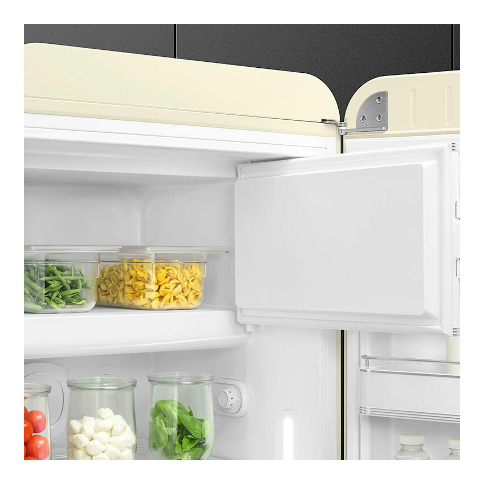 Frigorífico Smeg FAB28RCR6 con la puerta abierta, interior blanco y bandejas con alimentos, vista frontal.