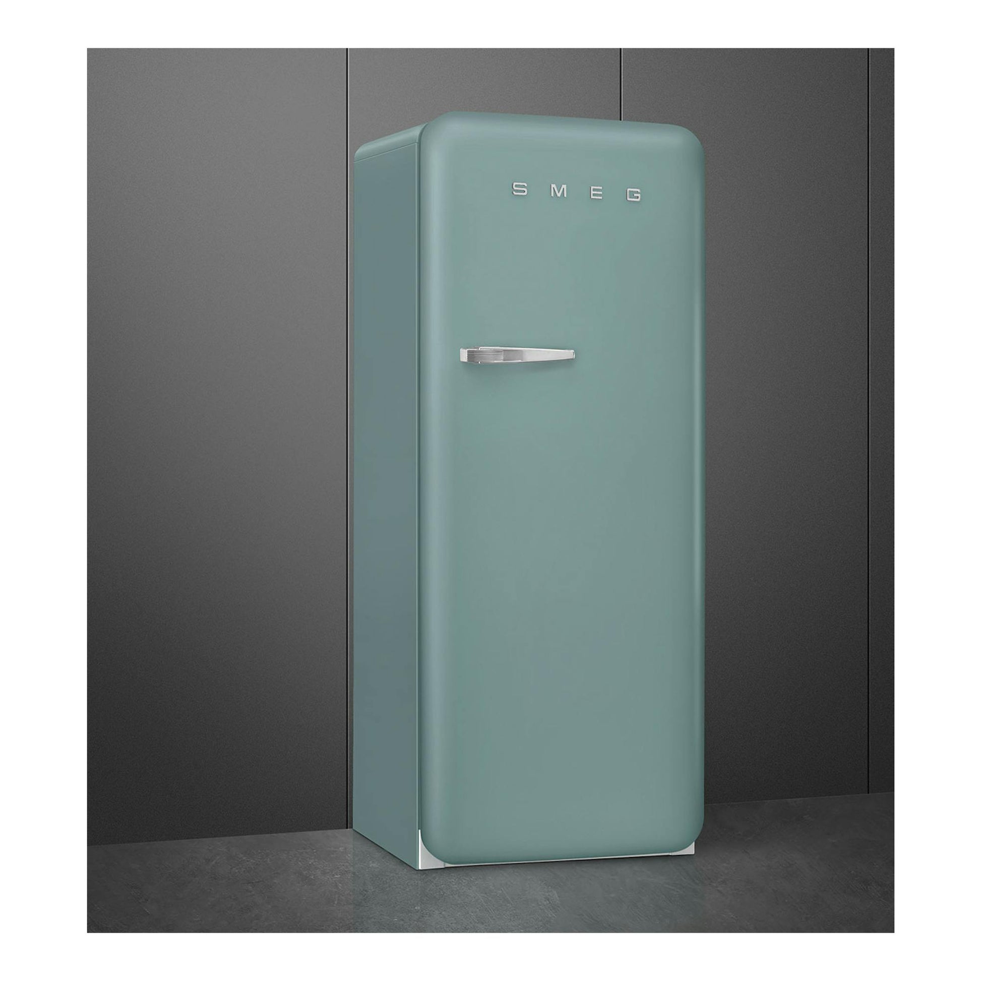 Frigorífico Smeg FAB28RDEG6 verde menta, vista frontal con leve ángulo lateral y tirador cromado.