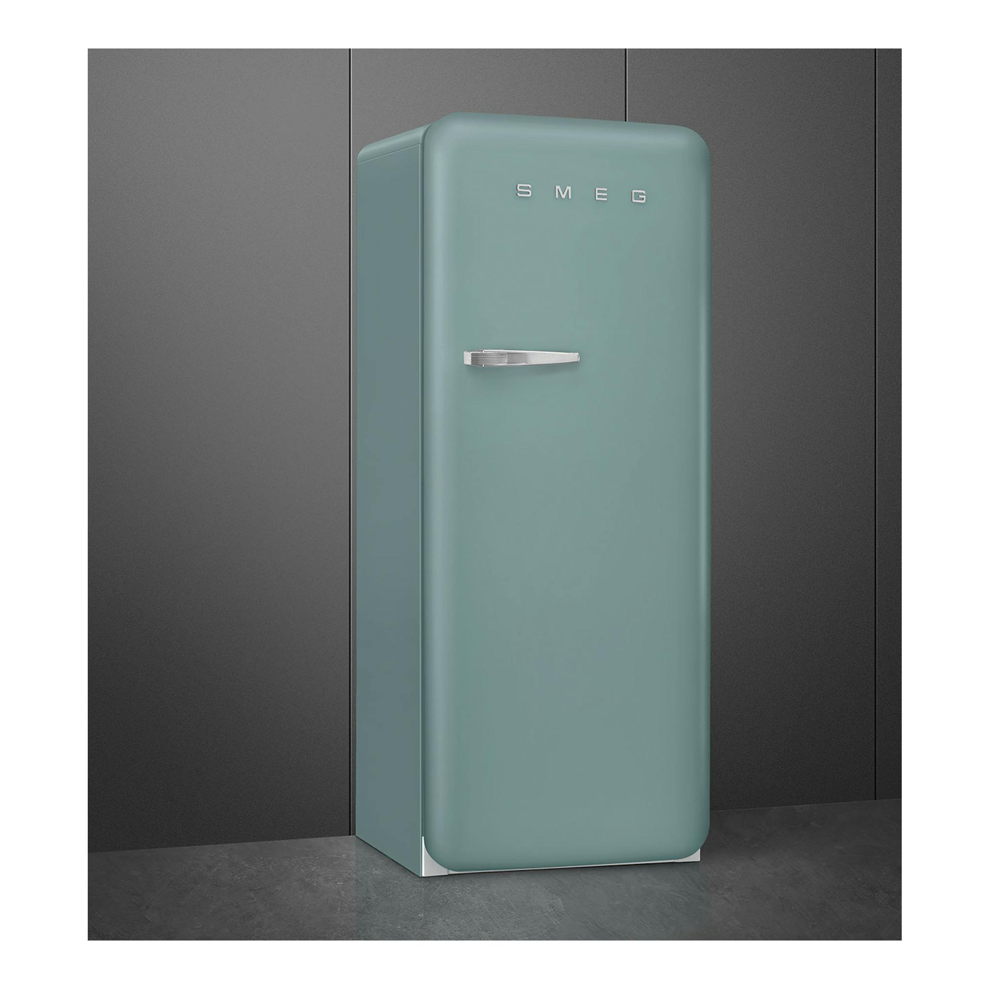 Frigorífico Smeg FAB28RDEG6 verde menta, vista frontal con leve ángulo lateral y tirador cromado.