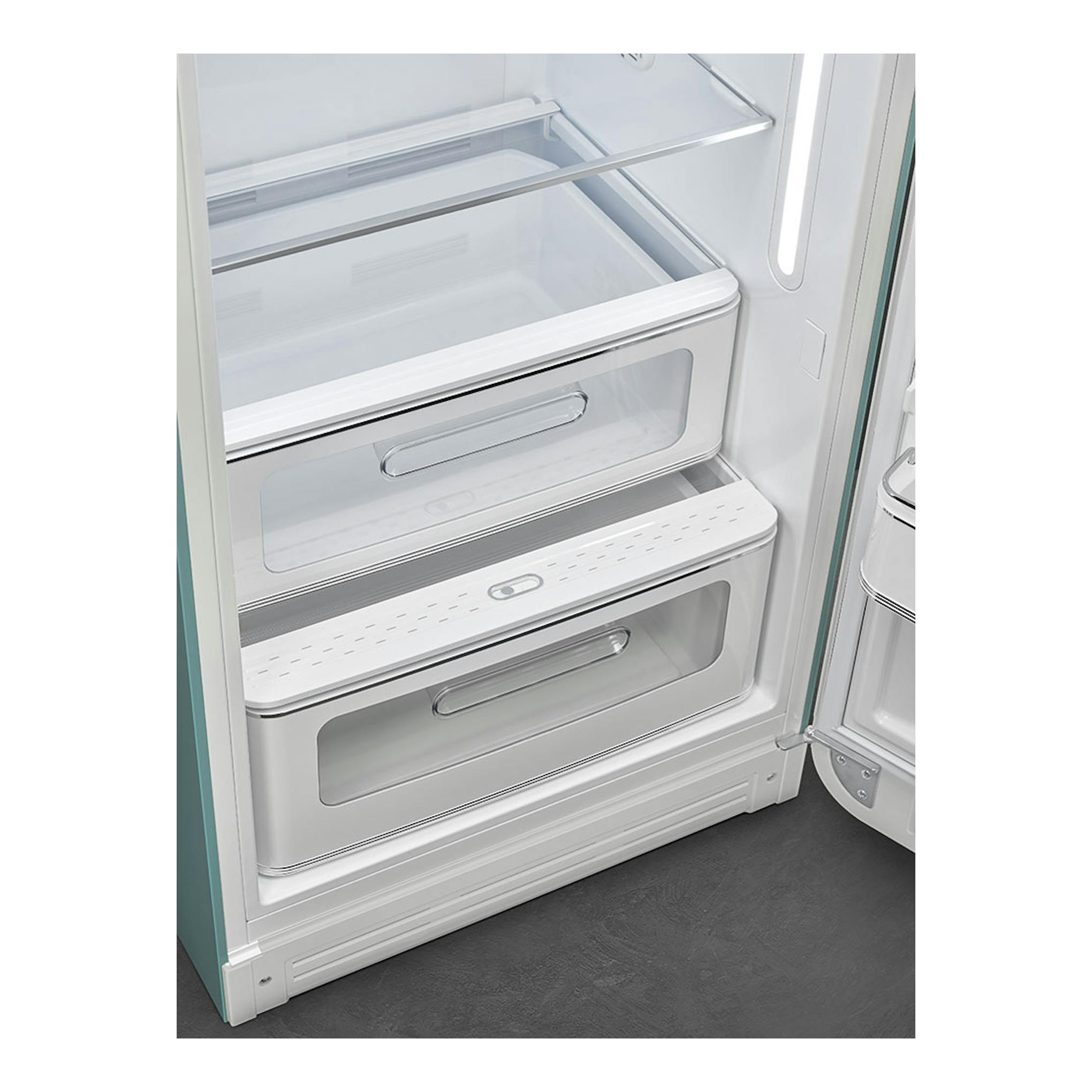 Interior de frigorífico Smeg FAB28RDEG6, vista frontal abierta, con baldas y cajones transparentes blancos.