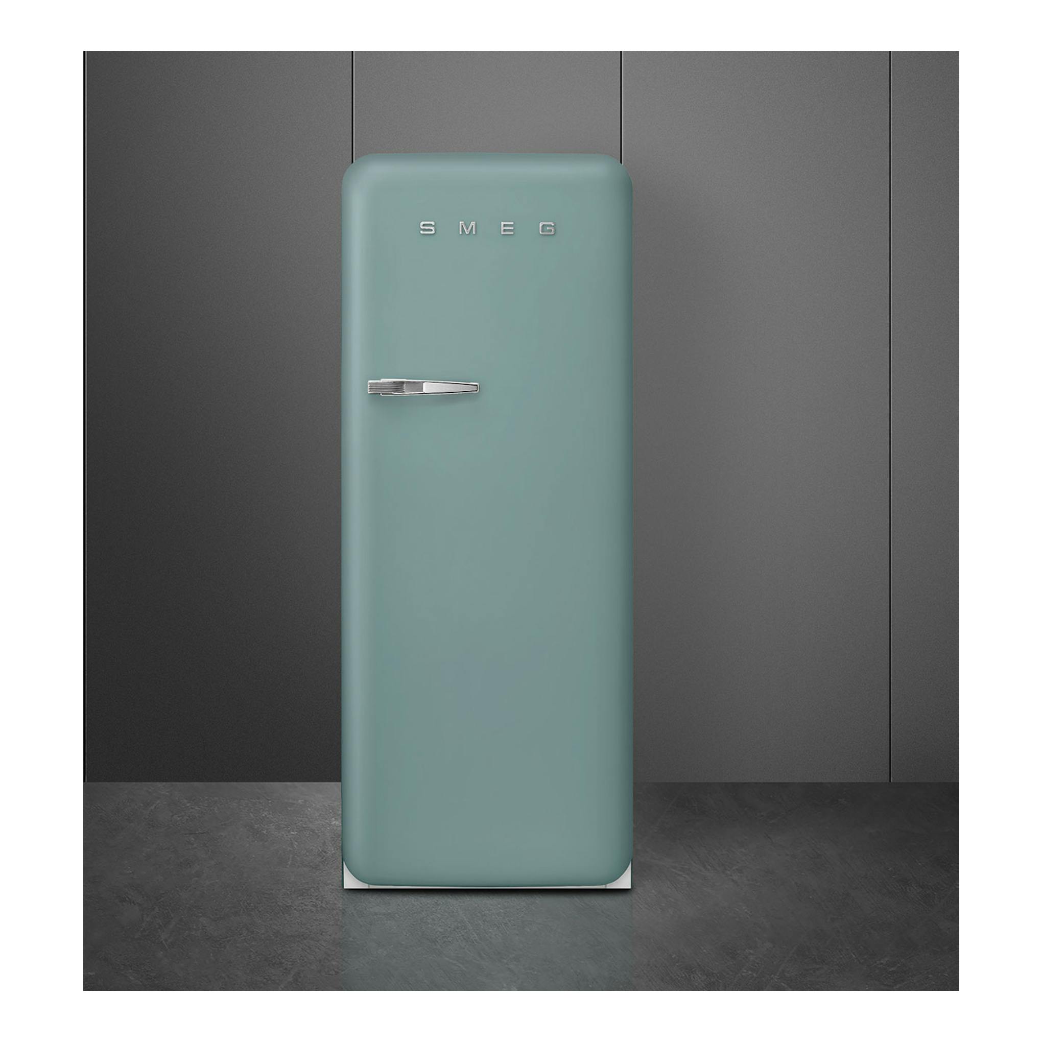 Frigorífico Smeg FAB28RDEG6 verde, vista frontal, con una puerta y tirador cromado.