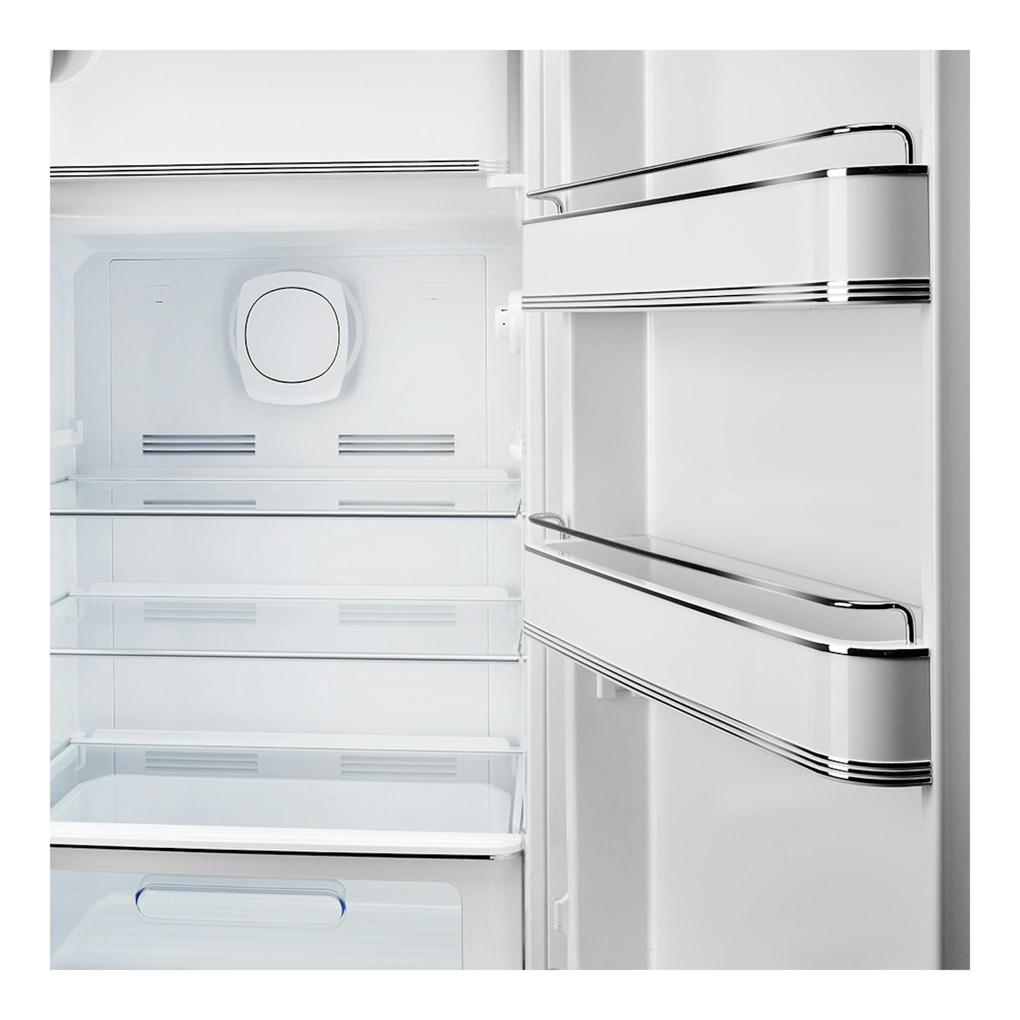Interior de frigorífico Smeg FAB28RLI6 blanco, vista frontal con baldas y balcones en la puerta.