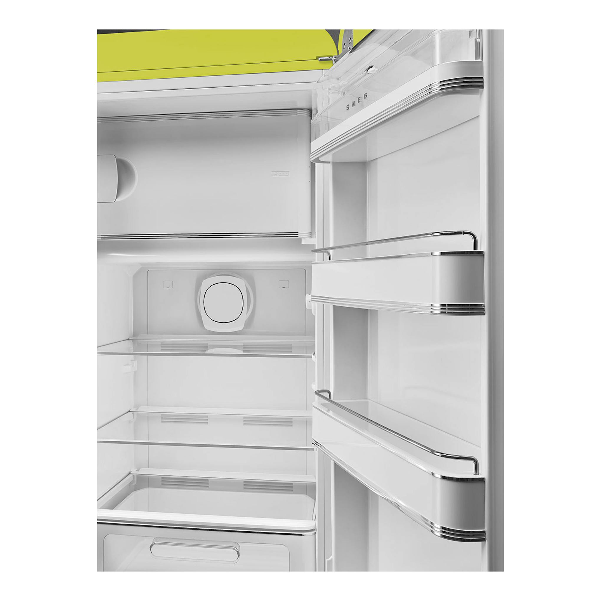 Interior de frigorífico Smeg FAB28RLI6 blanco, con puerta abierta, estantes de vidrio y cajón visible, vista frontal.