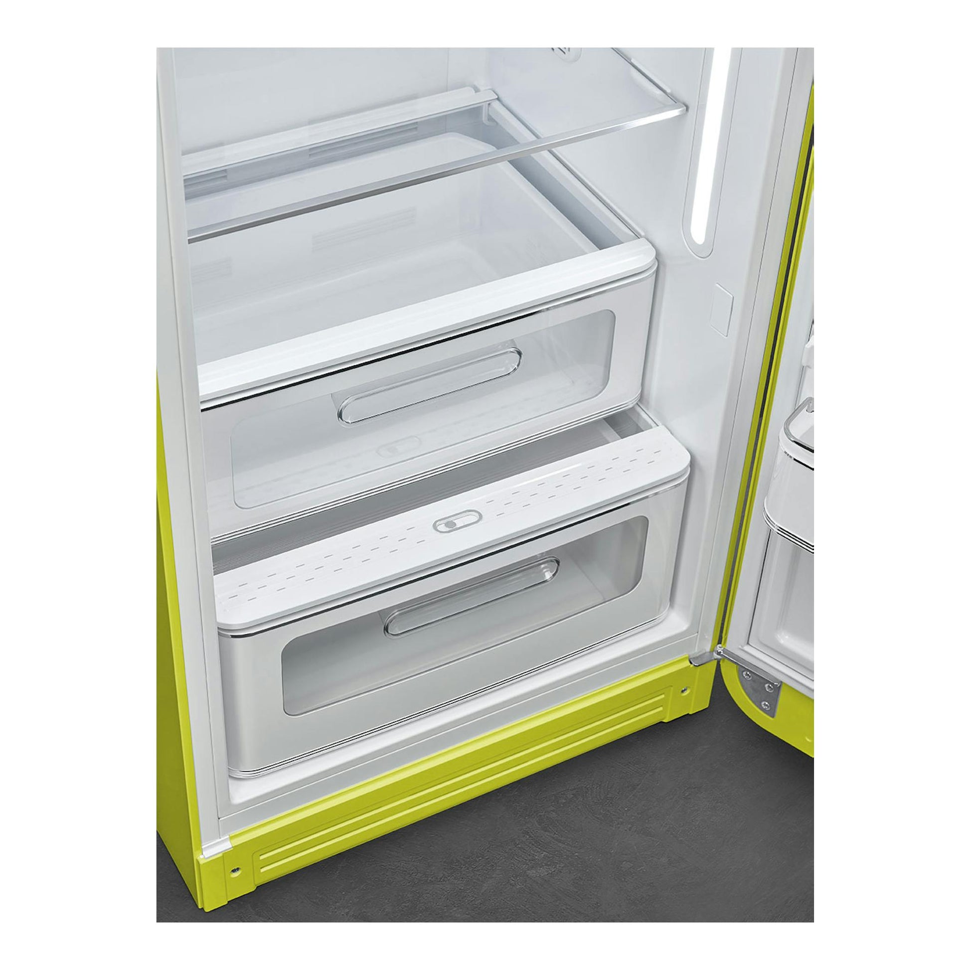 Frigorífico Smeg FAB28RLI6 verde limón, interior con dos cajones transparentes y estantes de cristal.