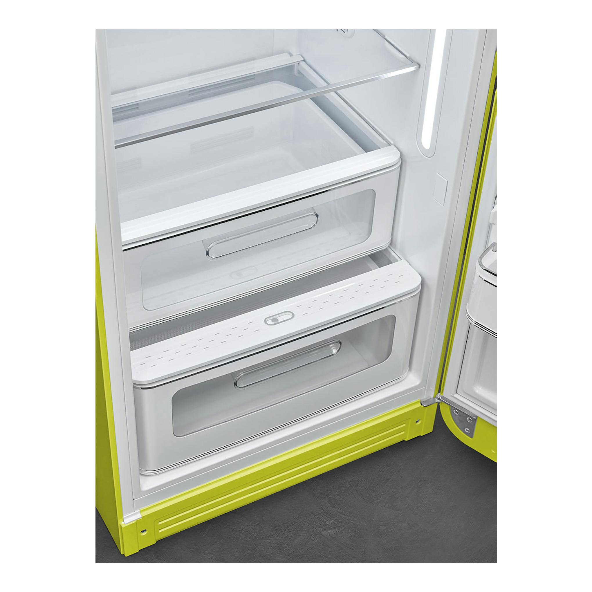 Frigorífico Smeg FAB28RLI6 verde limón, interior con dos cajones transparentes y estantes de cristal.