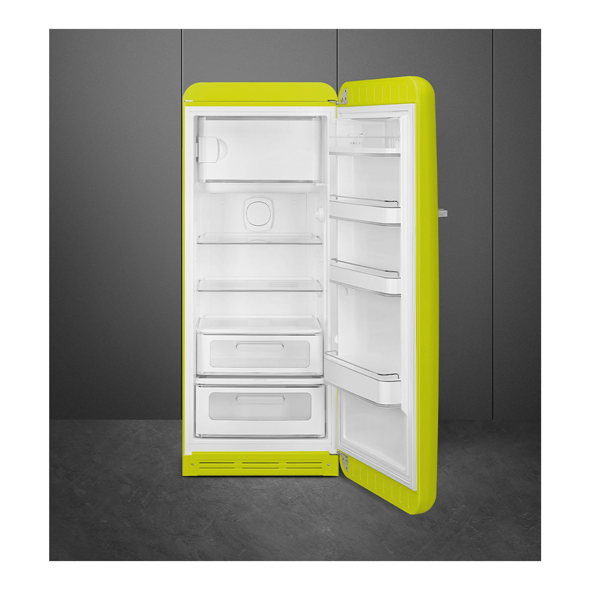 Frigorífico Smeg FAB28RLI6 verde limón, visto de frente y abierto, con estantes y cajones blancos.