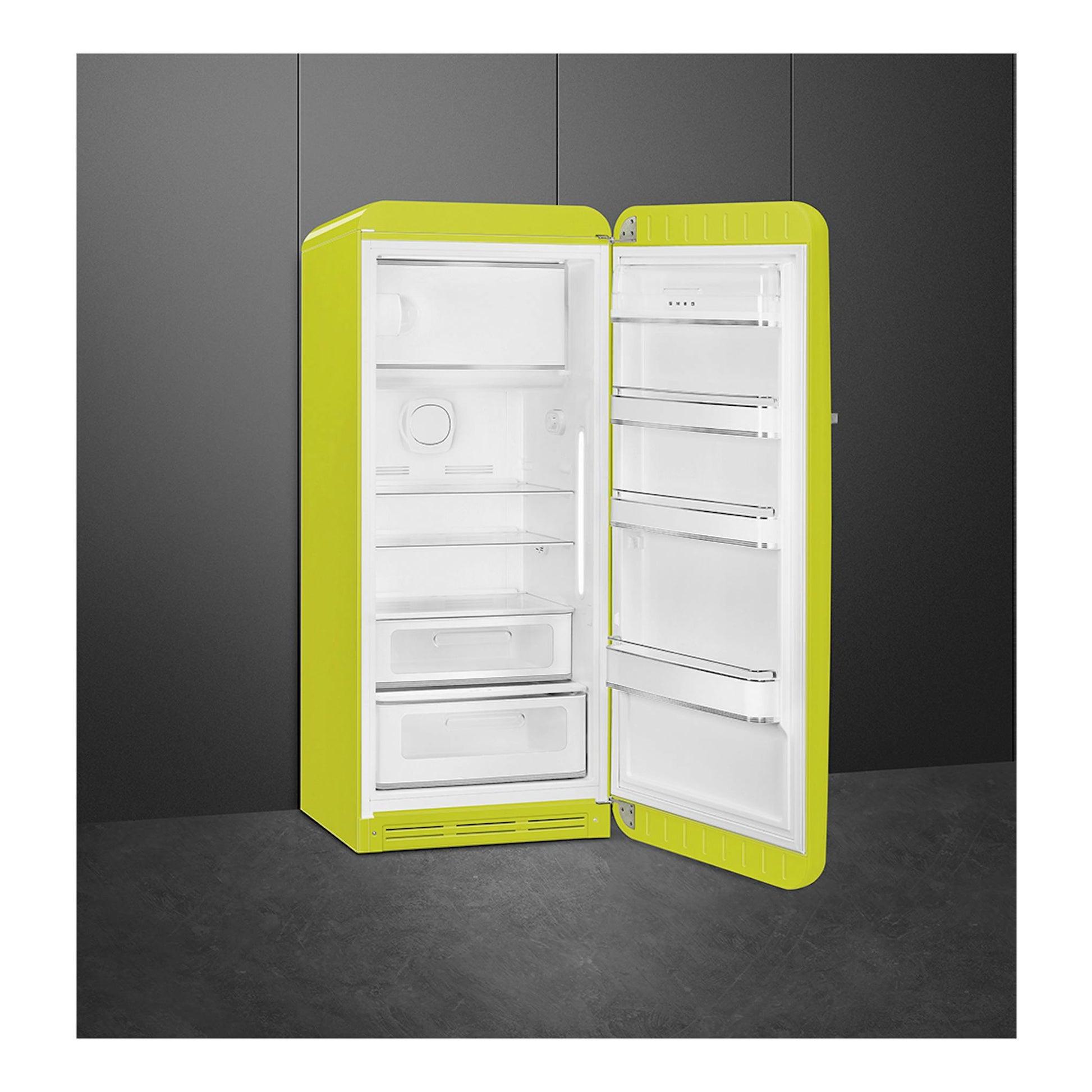 Frigorífico Smeg FAB28RLI6 verde limón, vista frontal con la puerta abierta y compartimentos interiores visibles.