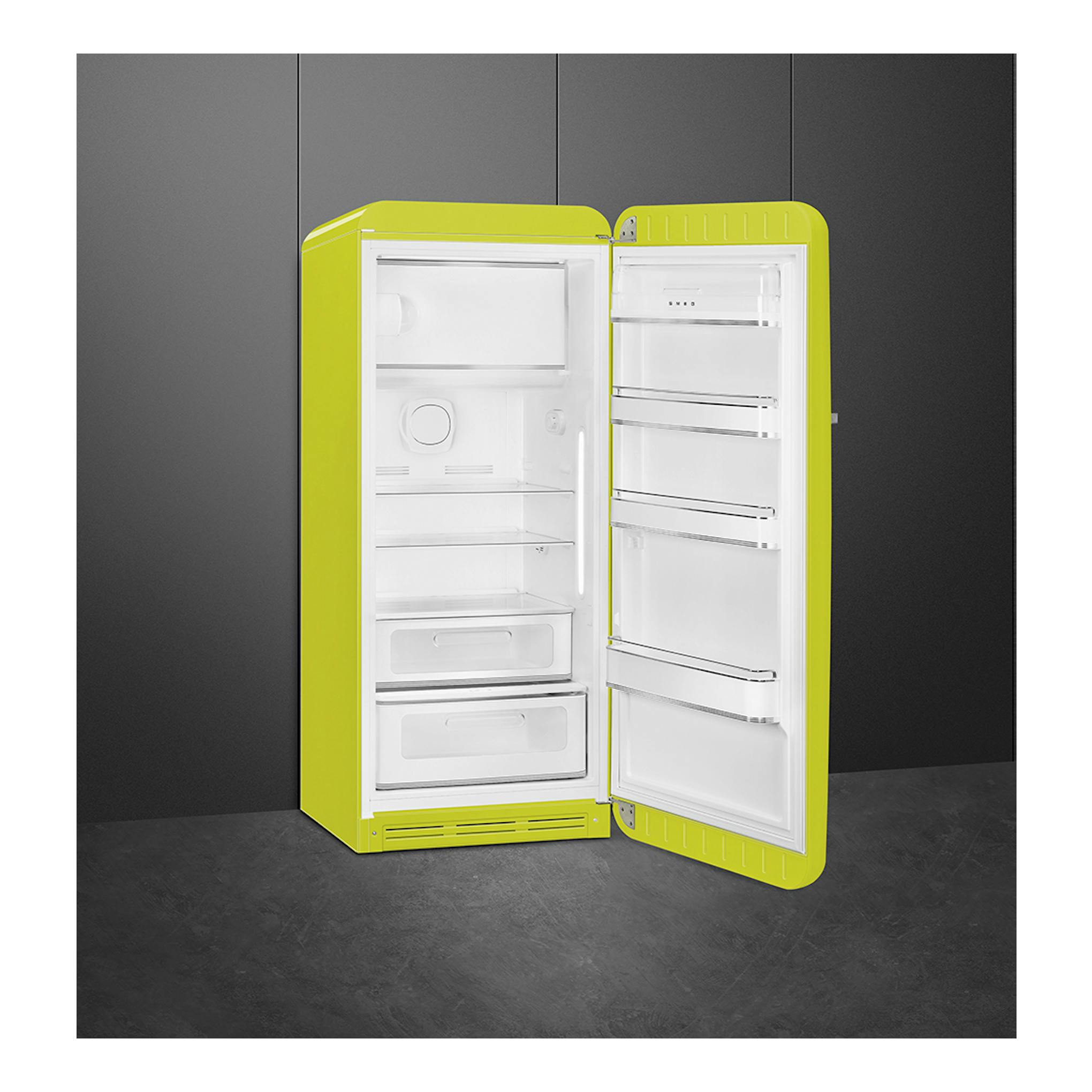 Frigorífico Smeg FAB28RLI6 verde limón, vista frontal con la puerta abierta y compartimentos interiores visibles.