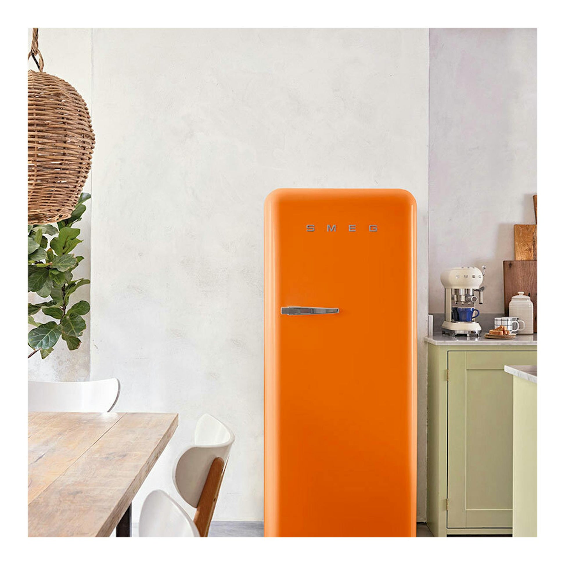 Frigorífico Smeg FAB28ROR6 naranja, vista frontal, de una puerta, con tirador cromado.