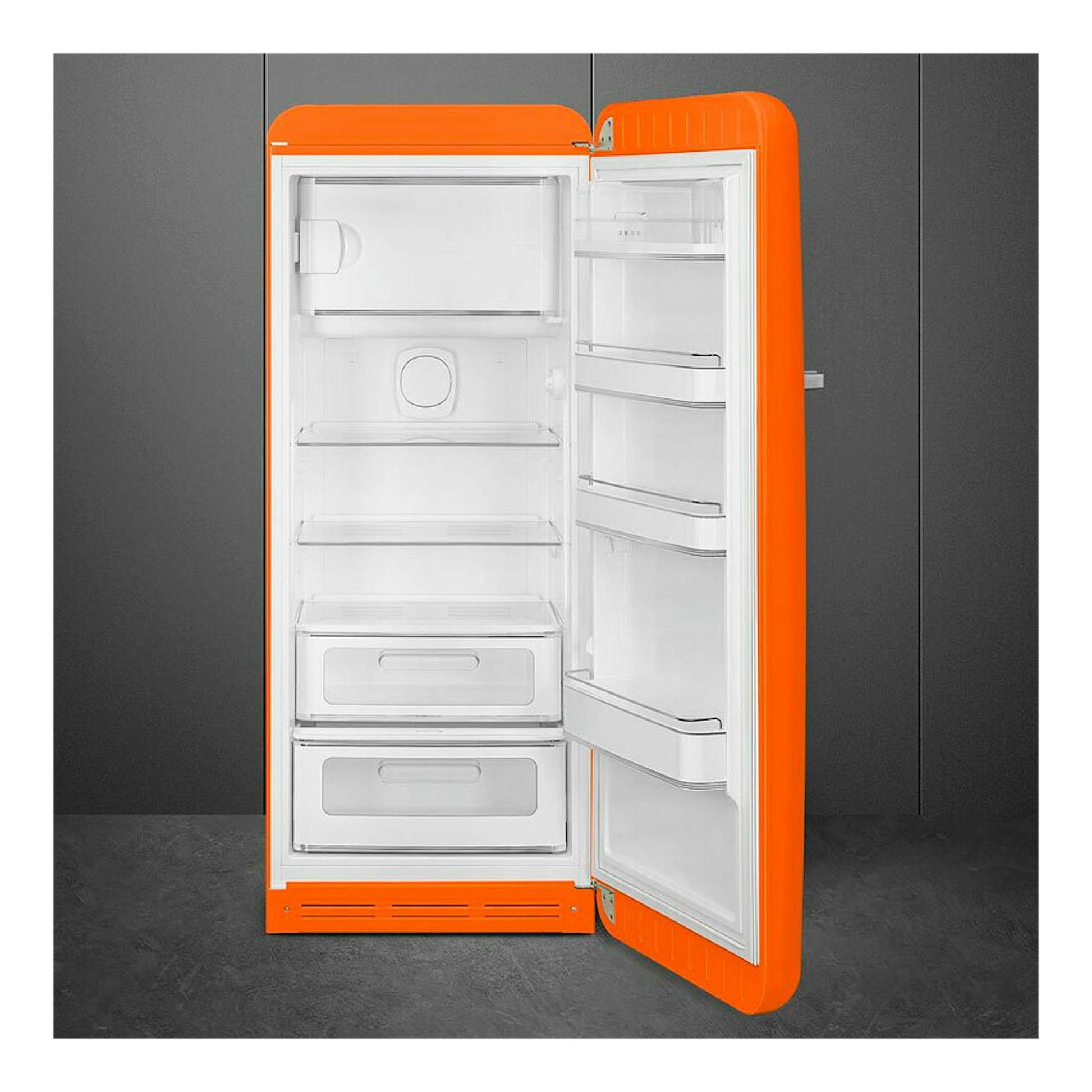 Frigorífico Smeg FAB28ROR6 naranja, vista frontal con la puerta abierta y estantes interiores visibles.